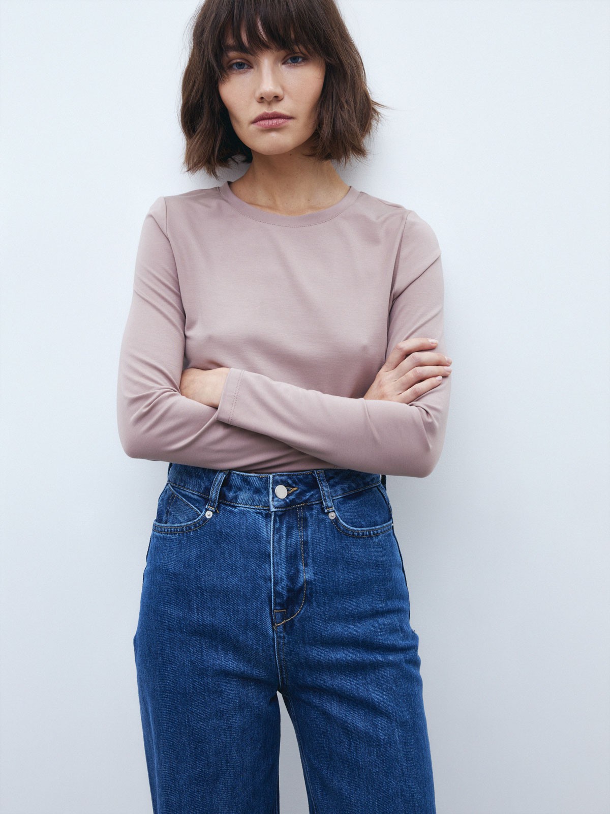 


Уютный лонгслив в палитре нейтральных оттенков станет отличным выбором для любого случая: офисного, повседневного или вечернего образа. Выполнен из вискозы в сочетании с нейлоном. Такой материал не мнется и обладает шелковистым блеском, не вытирается и не садится при стирке. Сочетайте с контрастными или вещами в тон для создания актуальных монохромных образов.

На модели размер XS