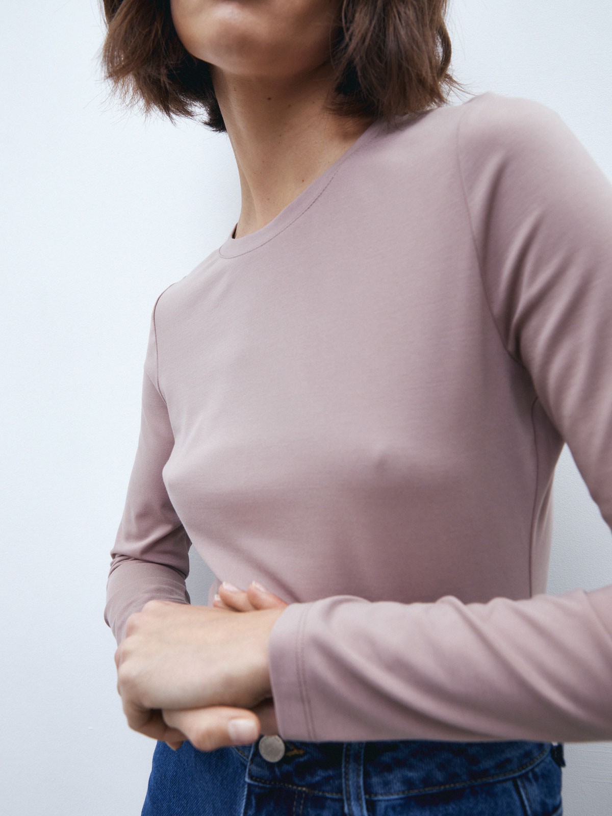 


Уютный лонгслив в палитре нейтральных оттенков станет отличным выбором для любого случая: офисного, повседневного или вечернего образа. Выполнен из вискозы в сочетании с нейлоном. Такой материал не мнется и обладает шелковистым блеском, не вытирается и не садится при стирке. Сочетайте с контрастными или вещами в тон для создания актуальных монохромных образов.

На модели размер XS