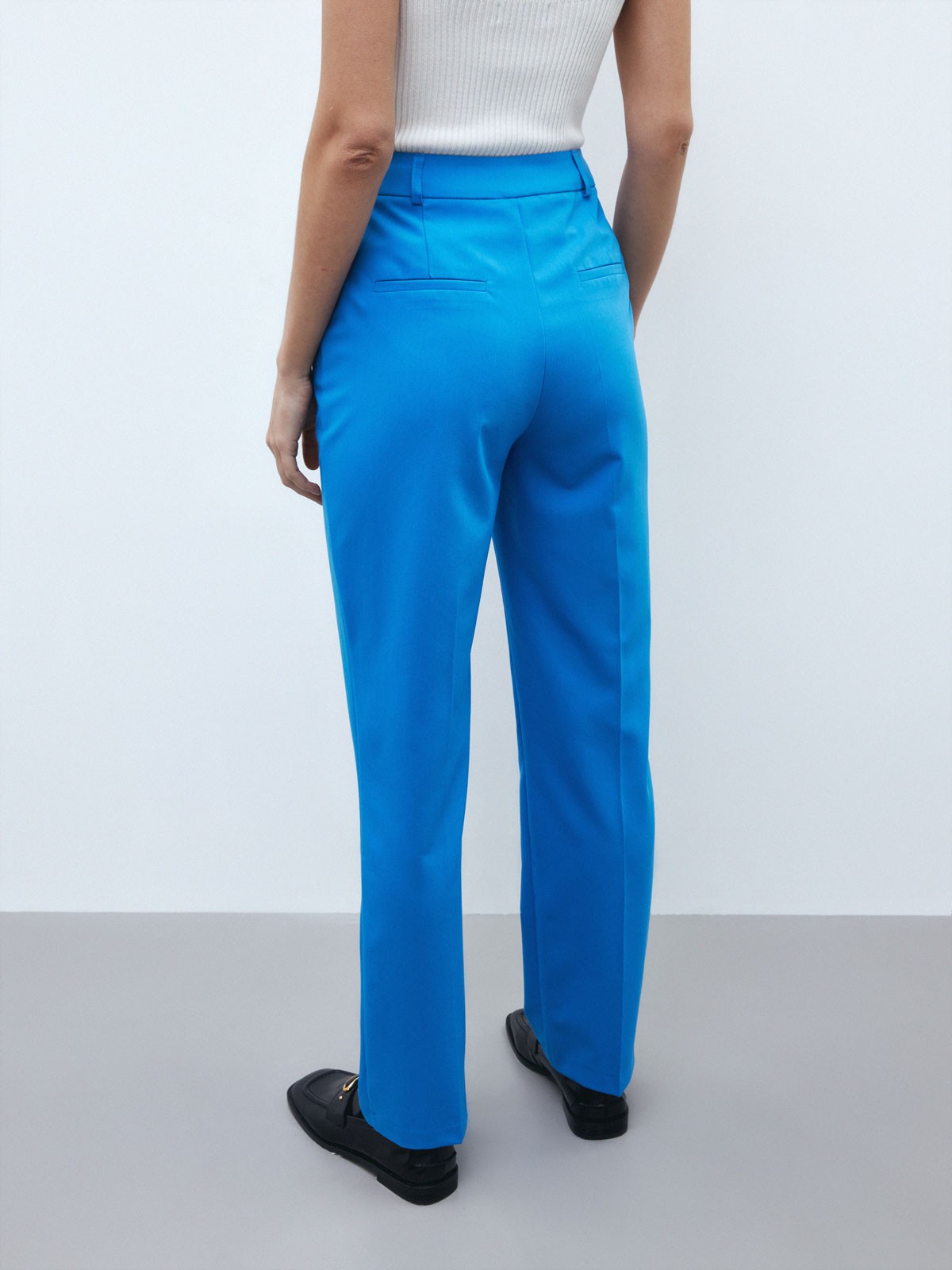 Классические брюки слегка заужены и визуально корректируют пропорции благодаря акценту на талии, вертикальным складкам и плавной линии бедер. Носите в сочетании с контрастным или однотонным топом и жакетом в тон.

На модели размер XS