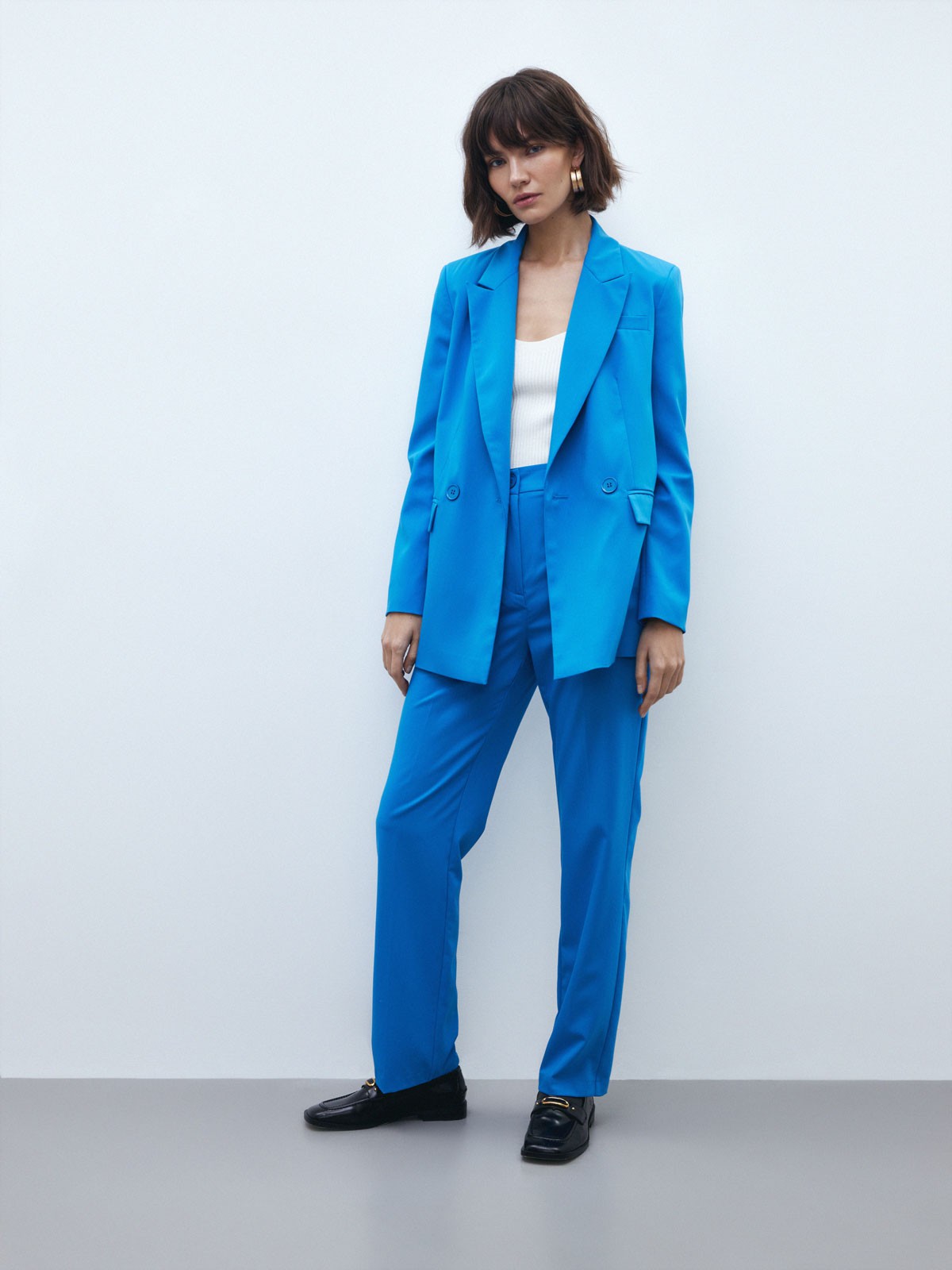 Двубортный жакет, цвет: синий Allweneed Костюмный жакет прямого кроя - классика с заостренными лацканами и карманами на клапанах. Модель выполнена из костюмной ткани, подкладочная тканьизготовлена на основе вискозы. Пиджак дополнит образы в casual-стиле с юбками миди, платьями или брюками. Для более расслабленных образов можно подобрать джинсы и платья-комбинации.
На модели размер XS