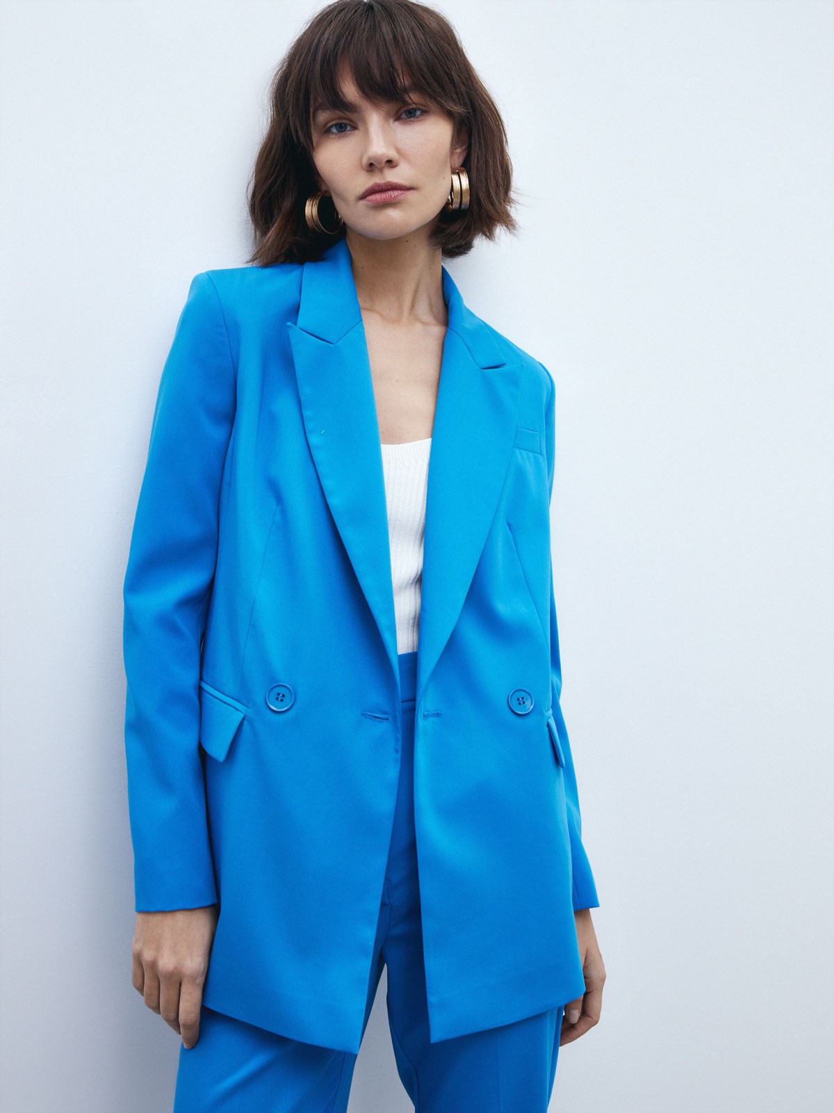 Двубортный жакет, цвет: синий Allweneed Костюмный жакет прямого кроя - классика с заостренными лацканами и карманами на клапанах. Модель выполнена из костюмной ткани, подкладочная тканьизготовлена на основе вискозы. Пиджак дополнит образы в casual-стиле с юбками миди, платьями или брюками. Для более расслабленных образов можно подобрать джинсы и платья-комбинации.
На модели размер XS