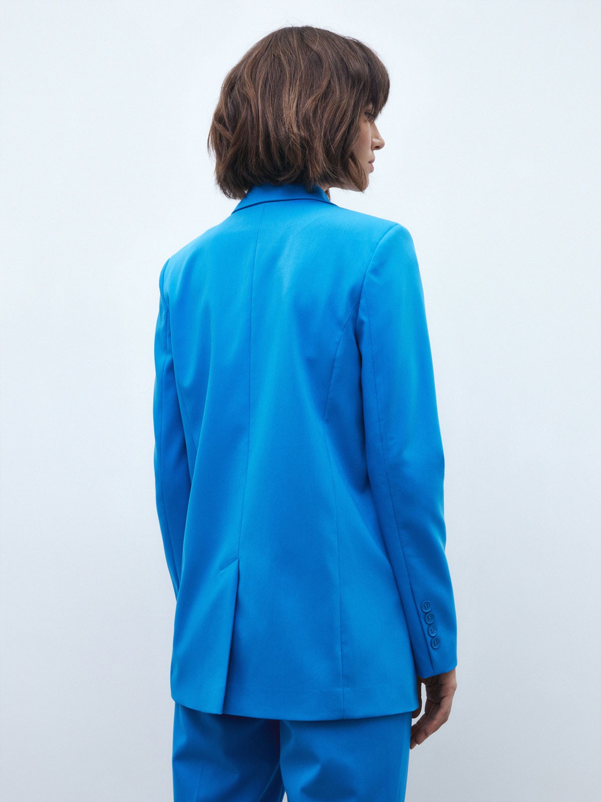 Двубортный жакет, цвет: синий Allweneed Костюмный жакет прямого кроя - классика с заостренными лацканами и карманами на клапанах. Модель выполнена из костюмной ткани, подкладочная тканьизготовлена на основе вискозы. Пиджак дополнит образы в casual-стиле с юбками миди, платьями или брюками. Для более расслабленных образов можно подобрать джинсы и платья-комбинации.
На модели размер XS