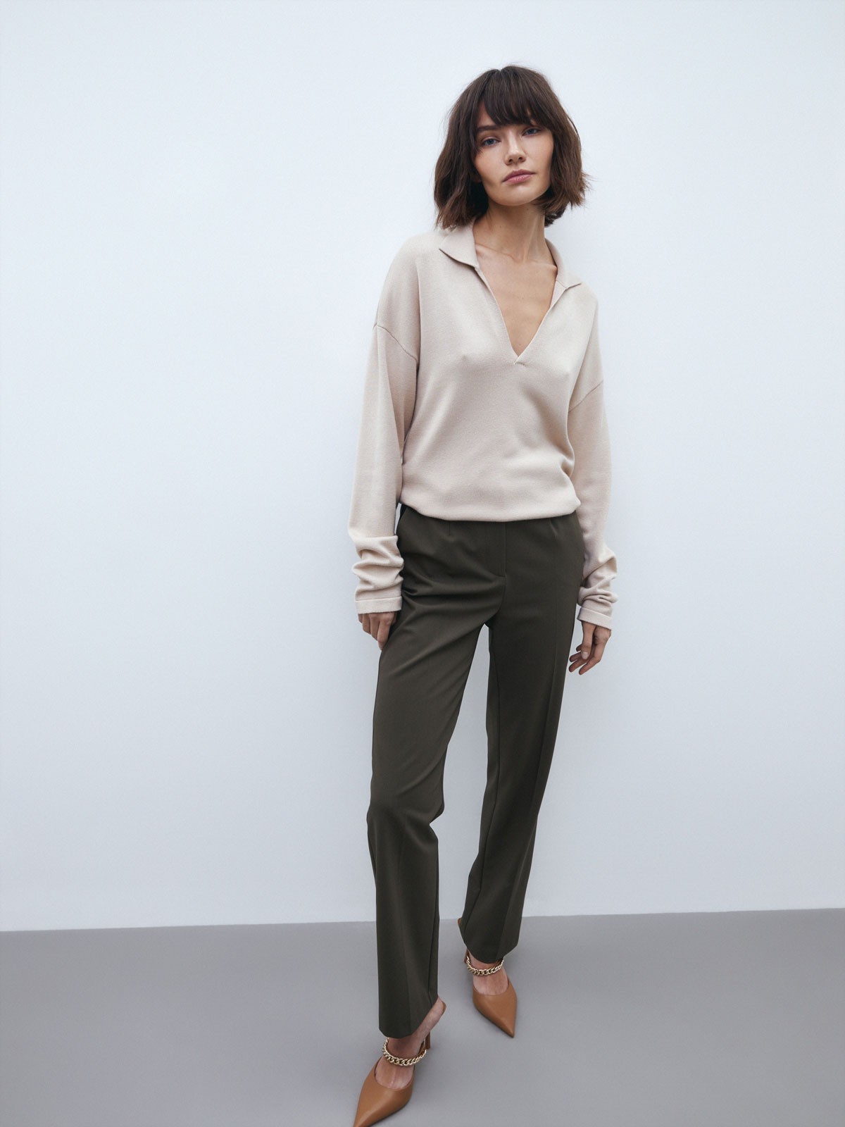 Прямые брюки, цвет: хаки Allweneed Классические брюки слегка заужены и визуально корректируют пропорции благодаря акценту на талии, вертикальным складкам и плавной линии бедер. Носите в сочетании с контрастным или однотонным топом и жакетом в тон.
На модели размер XS