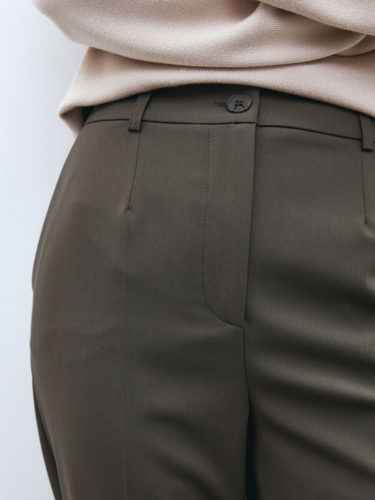 Прямые брюки, цвет: хаки Allweneed Классические брюки слегка заужены и визуально корректируют пропорции благодаря акценту на талии, вертикальным складкам и плавной линии бедер. Носите в сочетании с контрастным или однотонным топом и жакетом в тон.
На модели размер XS