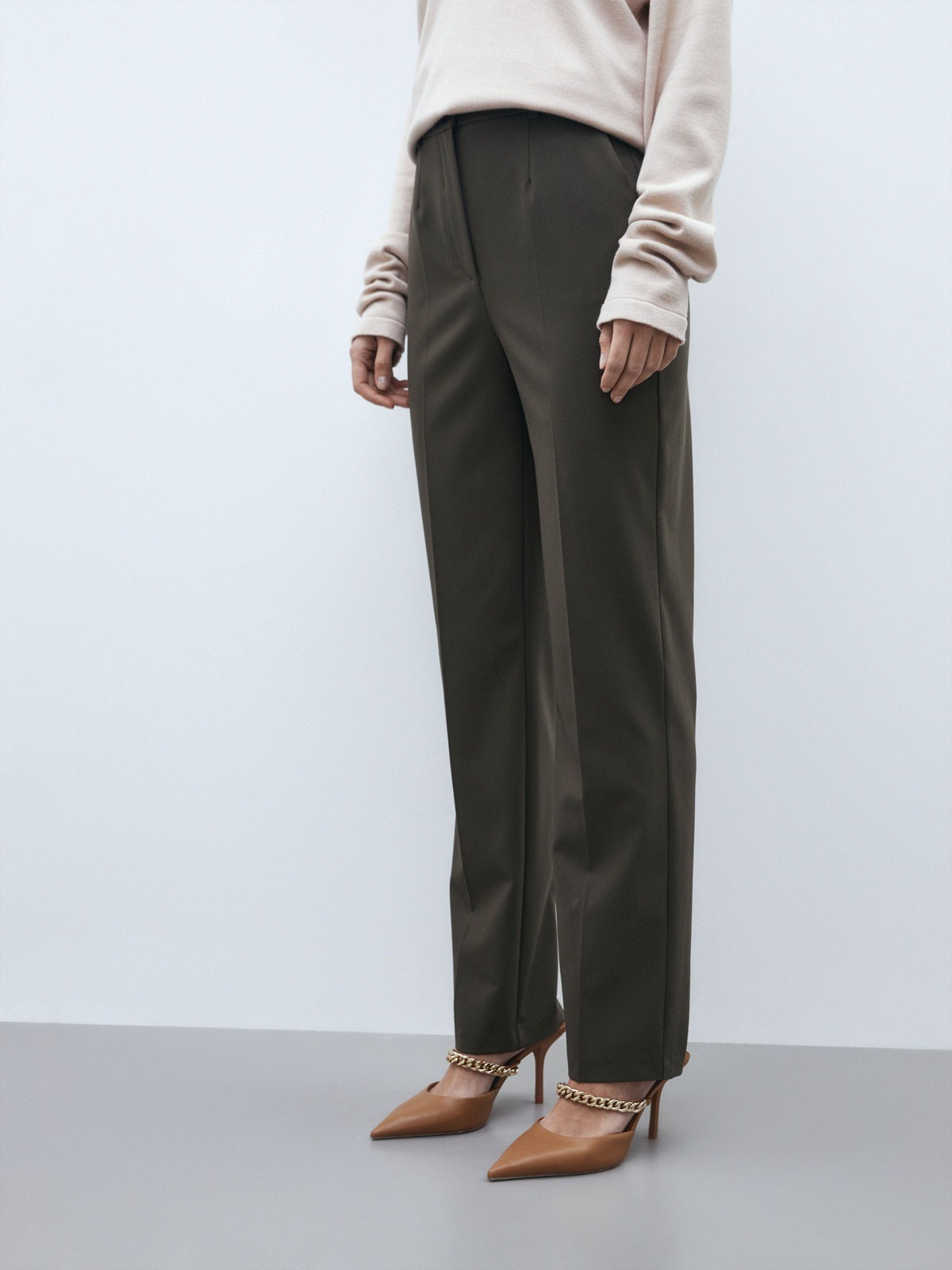 Прямые брюки, цвет: хаки Allweneed Классические брюки слегка заужены и визуально корректируют пропорции благодаря акценту на талии, вертикальным складкам и плавной линии бедер. Носите в сочетании с контрастным или однотонным топом и жакетом в тон.
На модели размер XS