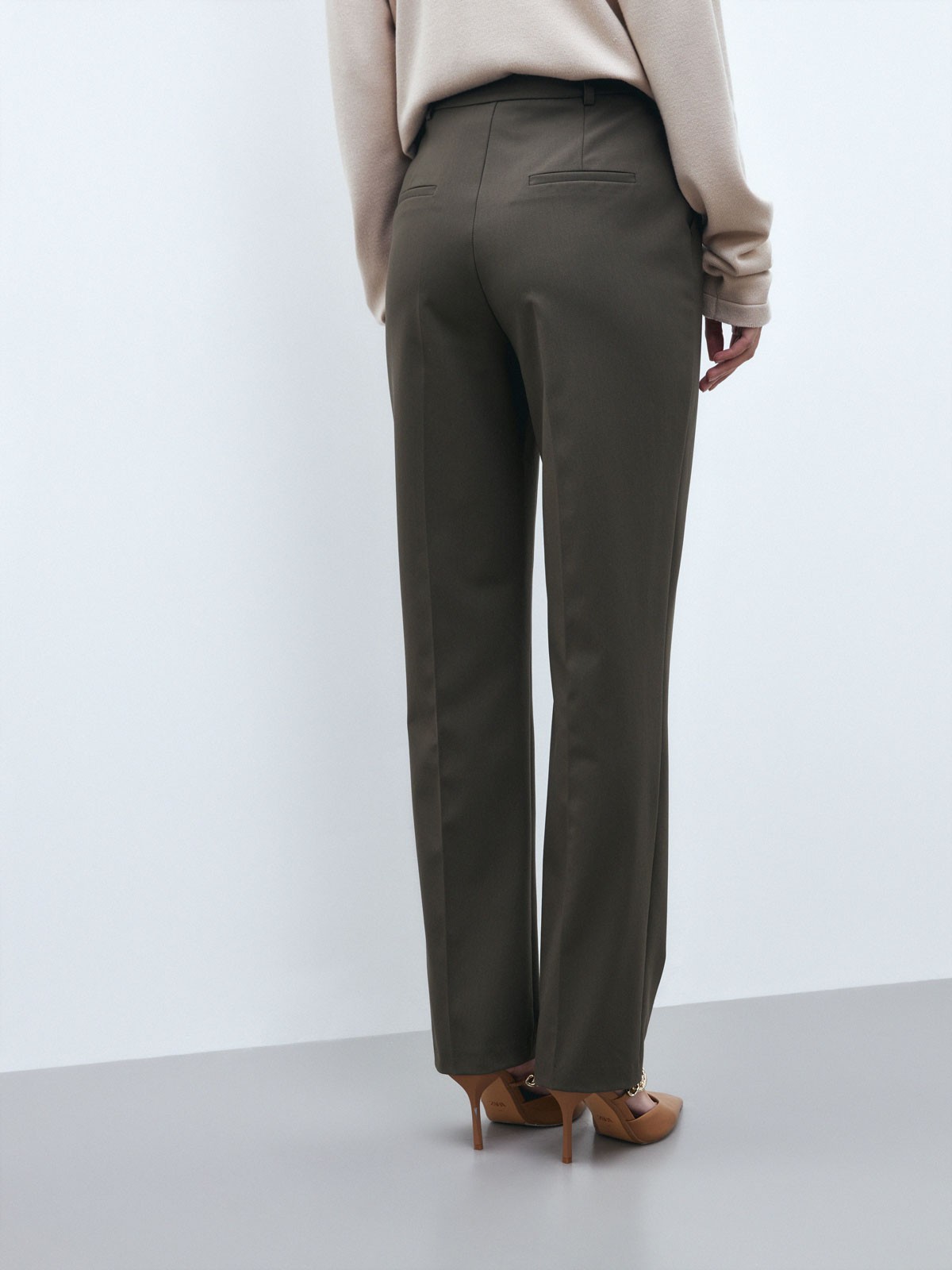 Прямые брюки, цвет: хаки Allweneed Классические брюки слегка заужены и визуально корректируют пропорции благодаря акценту на талии, вертикальным складкам и плавной линии бедер. Носите в сочетании с контрастным или однотонным топом и жакетом в тон.
На модели размер XS