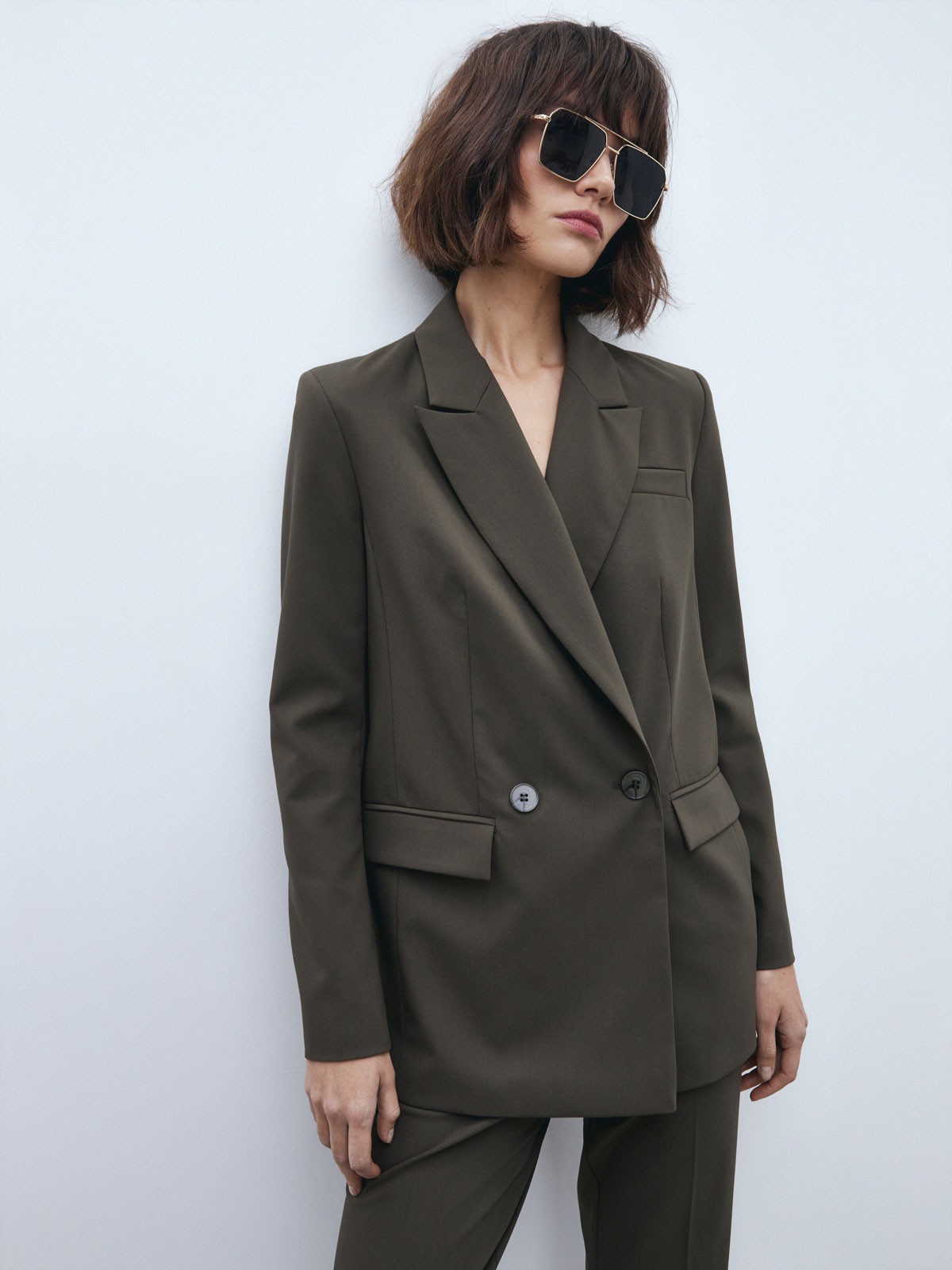 Двубортный жакет, цвет: хаки Allweneed Костюмный жакет прямого кроя - классика с заостренными лацканами и карманами на клапанах. Модель выполнена из костюмной ткани, подкладочная тканьизготовлена на основе вискозы. Пиджак дополнит образы в casual-стиле с юбками миди, платьями или брюками. Для более расслабленных образов можно подобрать джинсы и платья-комбинации.
На модели размер XS