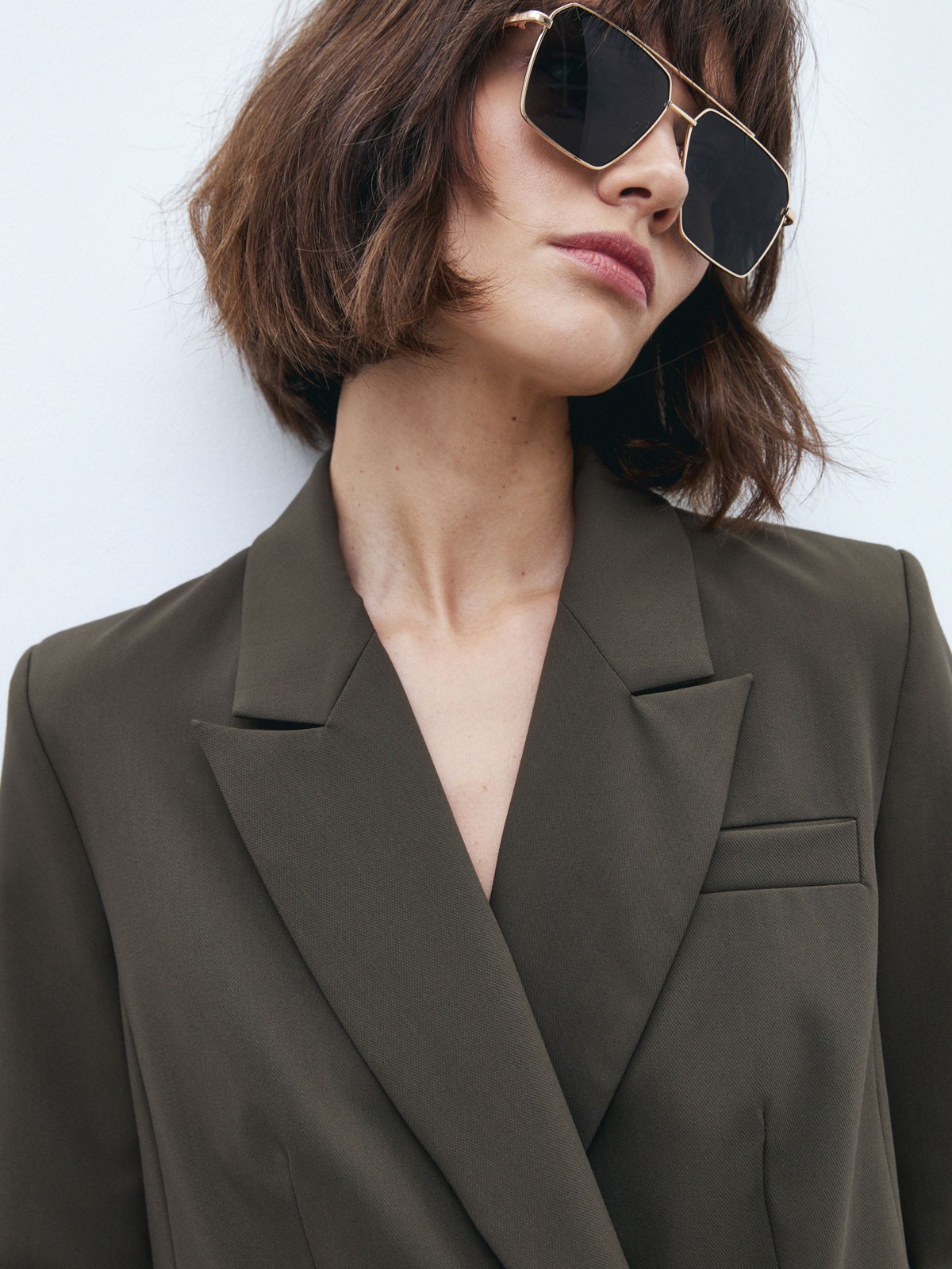 Двубортный жакет, цвет: хаки Allweneed Костюмный жакет прямого кроя - классика с заостренными лацканами и карманами на клапанах. Модель выполнена из костюмной ткани, подкладочная тканьизготовлена на основе вискозы. Пиджак дополнит образы в casual-стиле с юбками миди, платьями или брюками. Для более расслабленных образов можно подобрать джинсы и платья-комбинации.
На модели размер XS