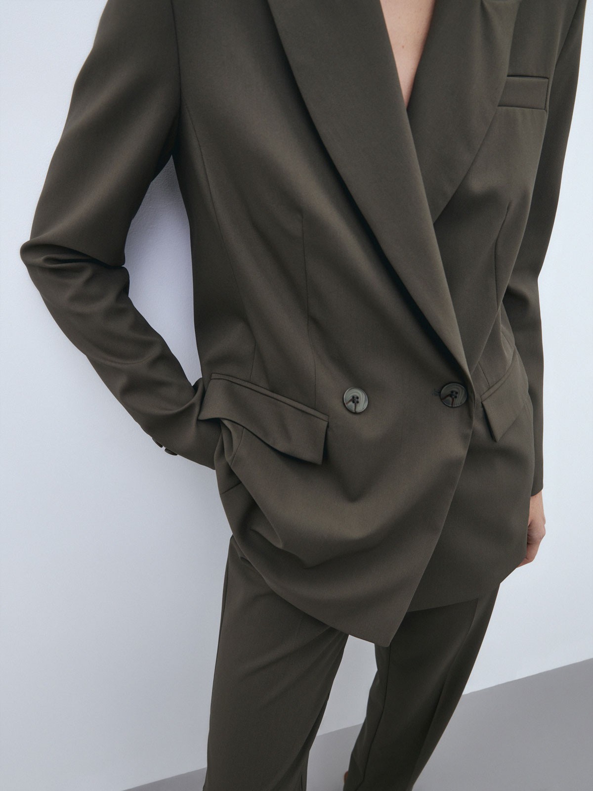 Двубортный жакет, цвет: хаки Allweneed Костюмный жакет прямого кроя - классика с заостренными лацканами и карманами на клапанах. Модель выполнена из костюмной ткани, подкладочная тканьизготовлена на основе вискозы. Пиджак дополнит образы в casual-стиле с юбками миди, платьями или брюками. Для более расслабленных образов можно подобрать джинсы и платья-комбинации.
На модели размер XS