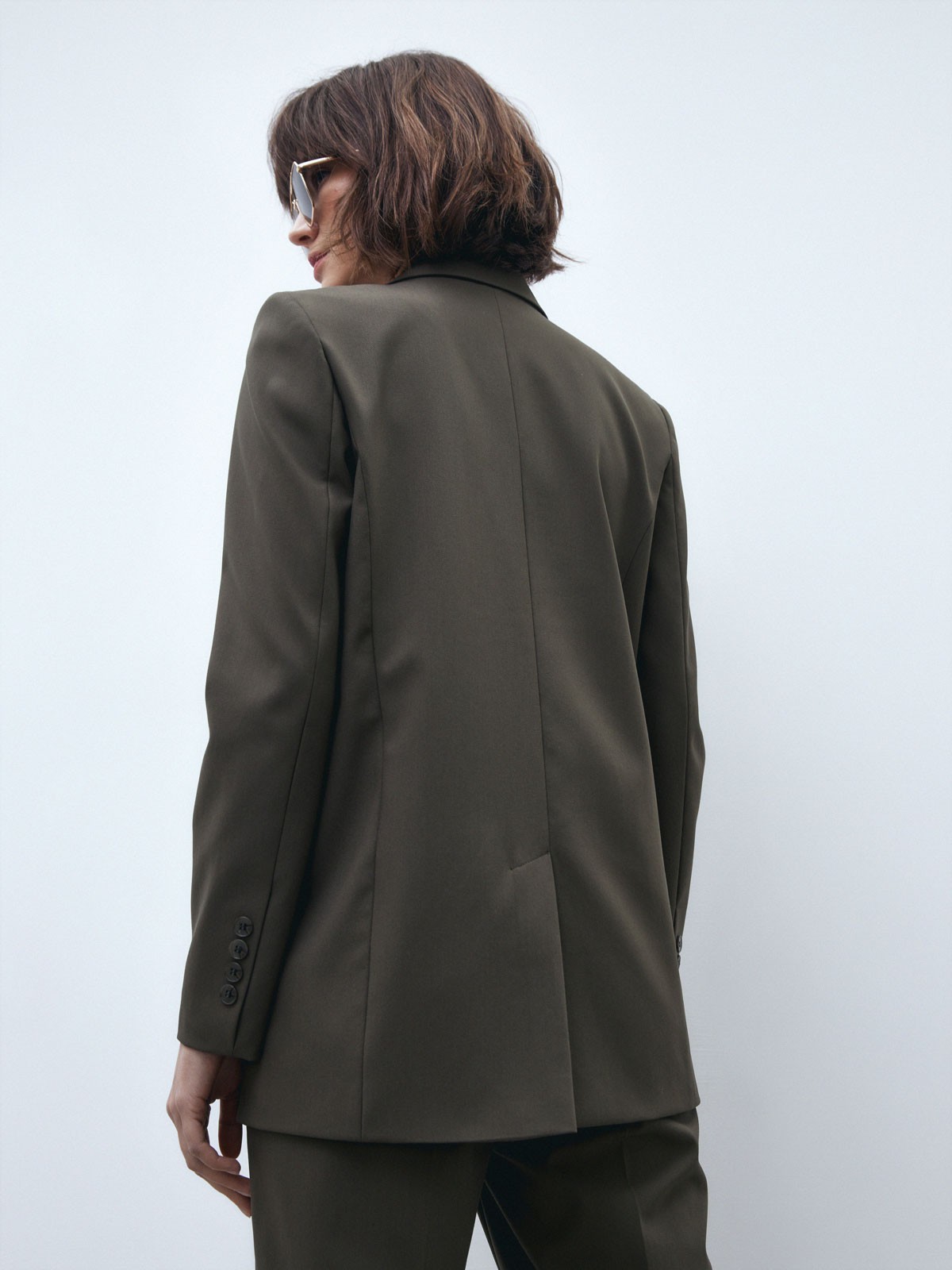 Двубортный жакет, цвет: хаки Allweneed Костюмный жакет прямого кроя - классика с заостренными лацканами и карманами на клапанах. Модель выполнена из костюмной ткани, подкладочная тканьизготовлена на основе вискозы. Пиджак дополнит образы в casual-стиле с юбками миди, платьями или брюками. Для более расслабленных образов можно подобрать джинсы и платья-комбинации.
На модели размер XS