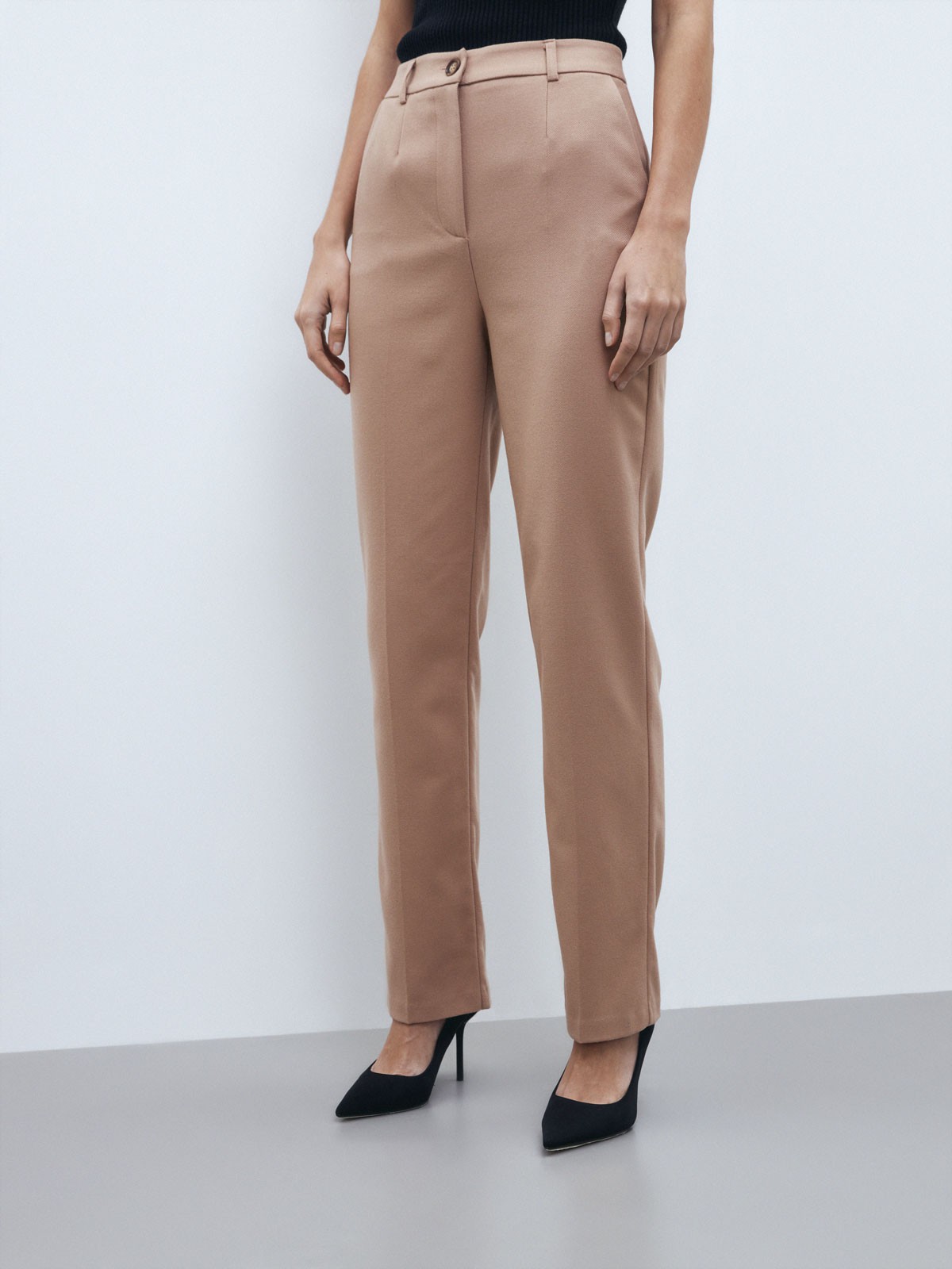 Классические брюки слегка заужены и визуально корректируют пропорции благодаря акценту на талии, вертикальным складкам и плавной линии бедер. Носите в сочетании с контрастным или однотонным топом и жакетом в тон.

На модели размер XS