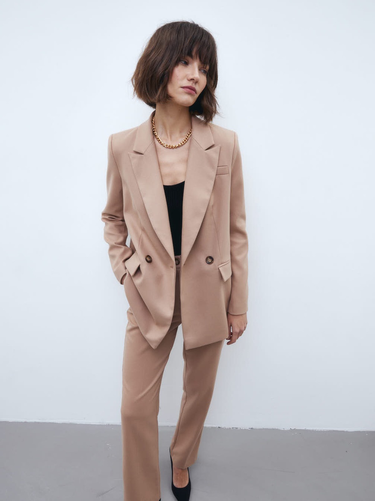 Двубортный жакет, цвет: бежевый Allweneed Костюмный жакет прямого кроя - классика с заостренными лацканами и карманами на клапанах. Модель выполнена из костюмной ткани, подкладочная тканьизготовлена на основе вискозы. Пиджак дополнит образы в casual-стиле с юбками миди, платьями или брюками. Для более расслабленных образов можно подобрать джинсы и платья-комбинации.
На модели размер XS