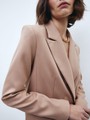 Двубортный жакет, цвет: бежевый Allweneed Костюмный жакет прямого кроя - классика с заостренными лацканами и карманами на клапанах. Модель выполнена из костюмной ткани, подкладочная тканьизготовлена на основе вискозы. Пиджак дополнит образы в casual-стиле с юбками миди, платьями или брюками. Для более расслабленных образов можно подобрать джинсы и платья-комбинации.
На модели размер XS