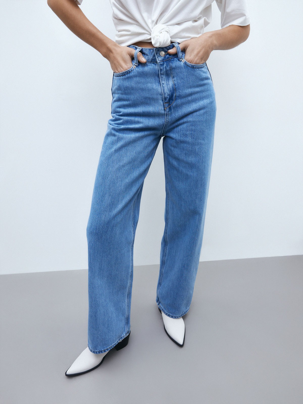 Джинсы широкие с высокой посадкой, цвет: голубой Allweneed
Джинсы широкого кроя одна из самых актуальных моделей сезона. Такой фасон делает ноги бесконечно длинными и создает расслабленный образ. Высокая посадка балансирует силуэт и подчеркивает талию. Глубокий и насыщенный оттенок превосходно демонстрирует красоту фактуры денима. Идеальный компаньон объемным джемперам или, наоборот, тонким водолазкам и боди, заправленным внутрь.
На модели размер XS