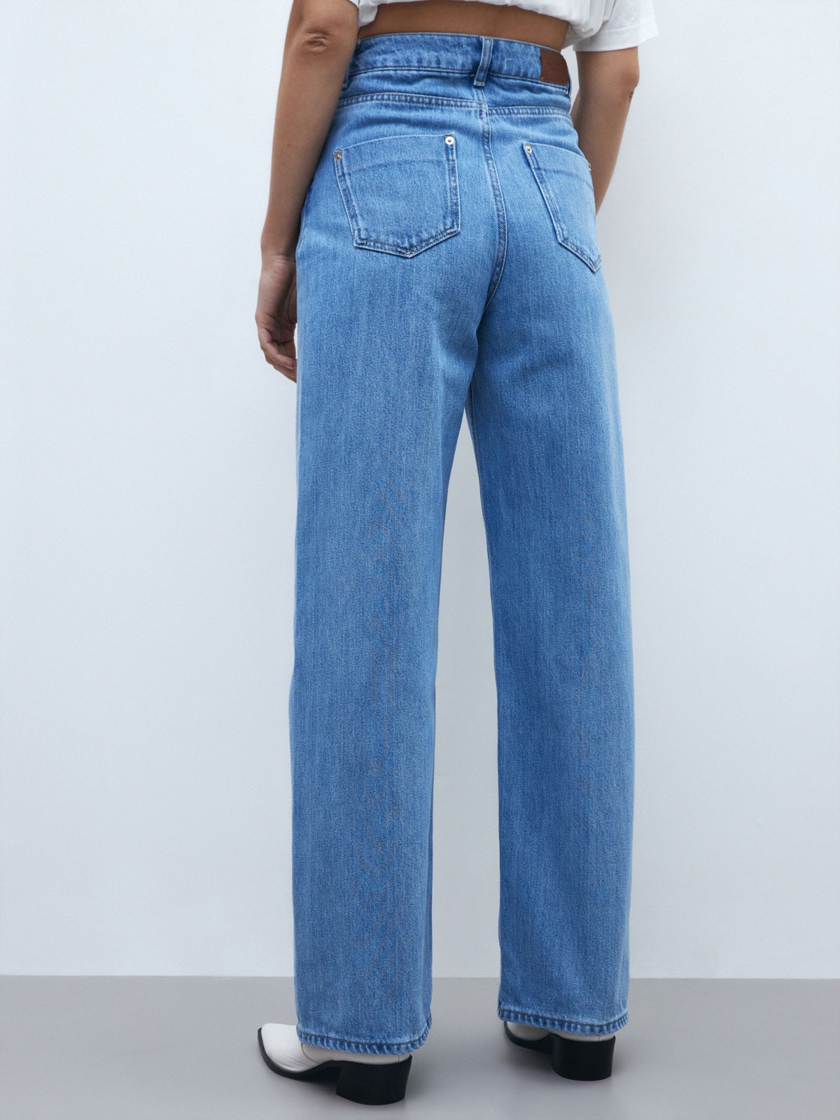 Джинсы широкие с высокой посадкой, цвет: голубой Allweneed
Джинсы широкого кроя одна из самых актуальных моделей сезона. Такой фасон делает ноги бесконечно длинными и создает расслабленный образ. Высокая посадка балансирует силуэт и подчеркивает талию. Глубокий и насыщенный оттенок превосходно демонстрирует красоту фактуры денима. Идеальный компаньон объемным джемперам или, наоборот, тонким водолазкам и боди, заправленным внутрь.
На модели размер XS