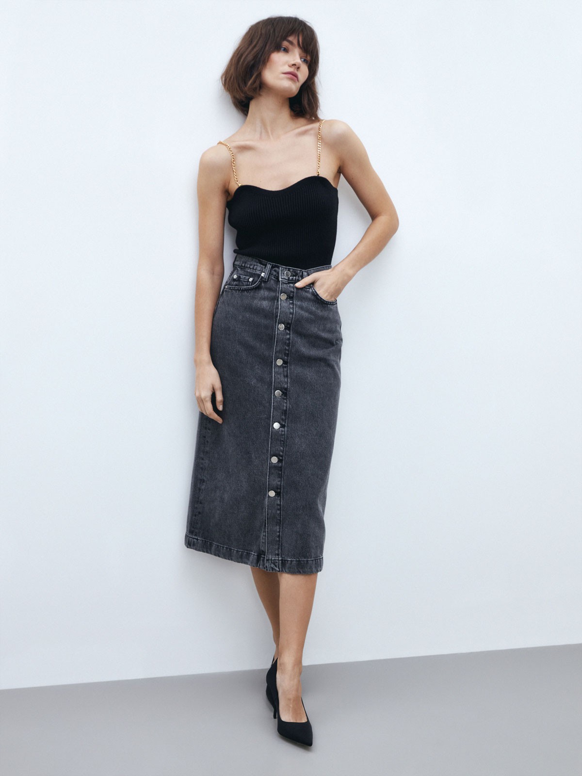 Джинсовая юбка миди, цвет: серый Allweneed
Юбка миди из денима с высокой посадкой. Прямой силуэт и застежка с пуговицами, чтобы играть с длиной. Пять карманов. Носите эту модель в разное время года: зимой с боди и водолазками, а летом с футболкой и топом.
На модели размер XS