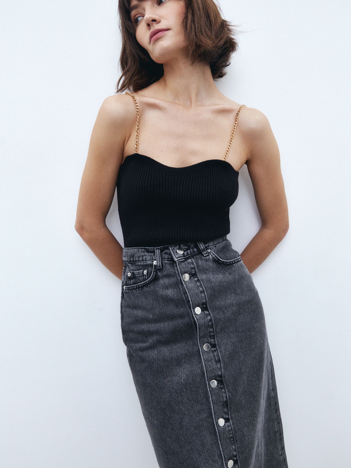 Джинсовая юбка миди, цвет: серый Allweneed
Юбка миди из денима с высокой посадкой. Прямой силуэт и застежка с пуговицами, чтобы играть с длиной. Пять карманов. Носите эту модель в разное время года: зимой с боди и водолазками, а летом с футболкой и топом.
На модели размер XS