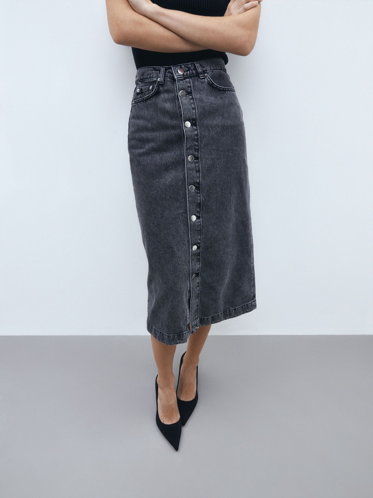 Джинсовая юбка миди, цвет: серый Allweneed
Юбка миди из денима с высокой посадкой. Прямой силуэт и застежка с пуговицами, чтобы играть с длиной. Пять карманов. Носите эту модель в разное время года: зимой с боди и водолазками, а летом с футболкой и топом.
На модели размер XS