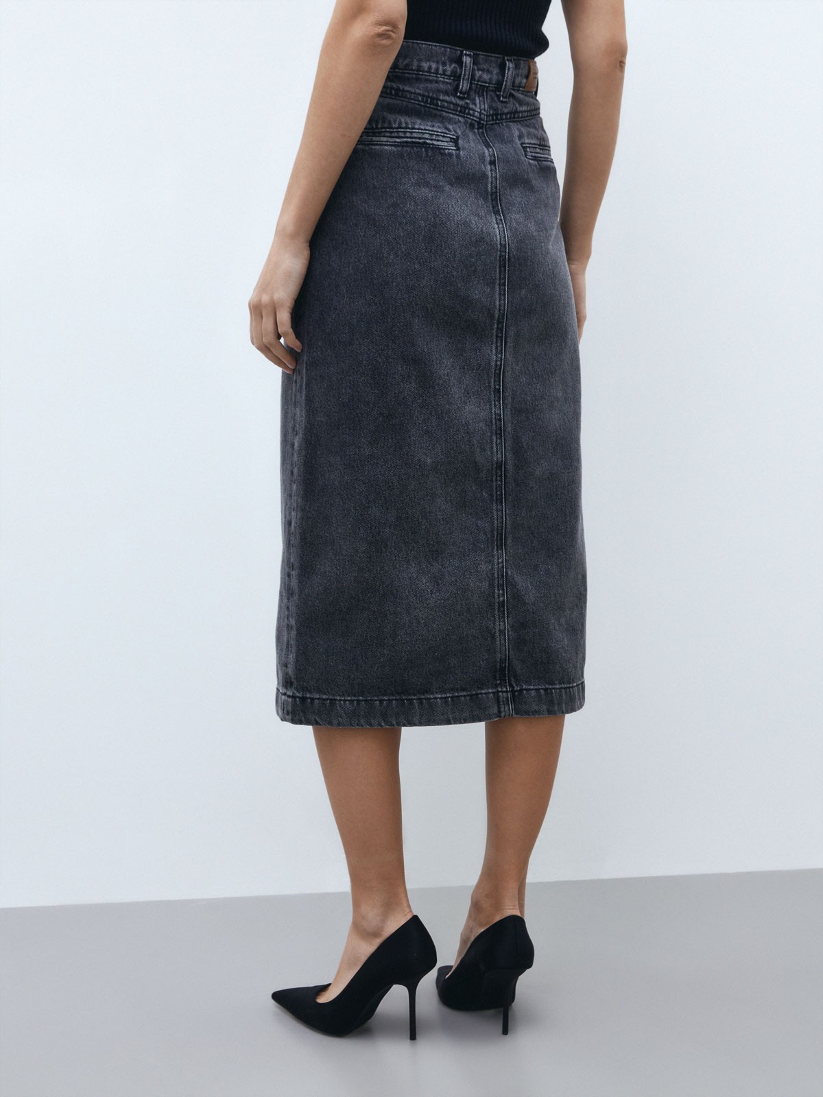 Джинсовая юбка миди, цвет: серый Allweneed
Юбка миди из денима с высокой посадкой. Прямой силуэт и застежка с пуговицами, чтобы играть с длиной. Пять карманов. Носите эту модель в разное время года: зимой с боди и водолазками, а летом с футболкой и топом.
На модели размер XS