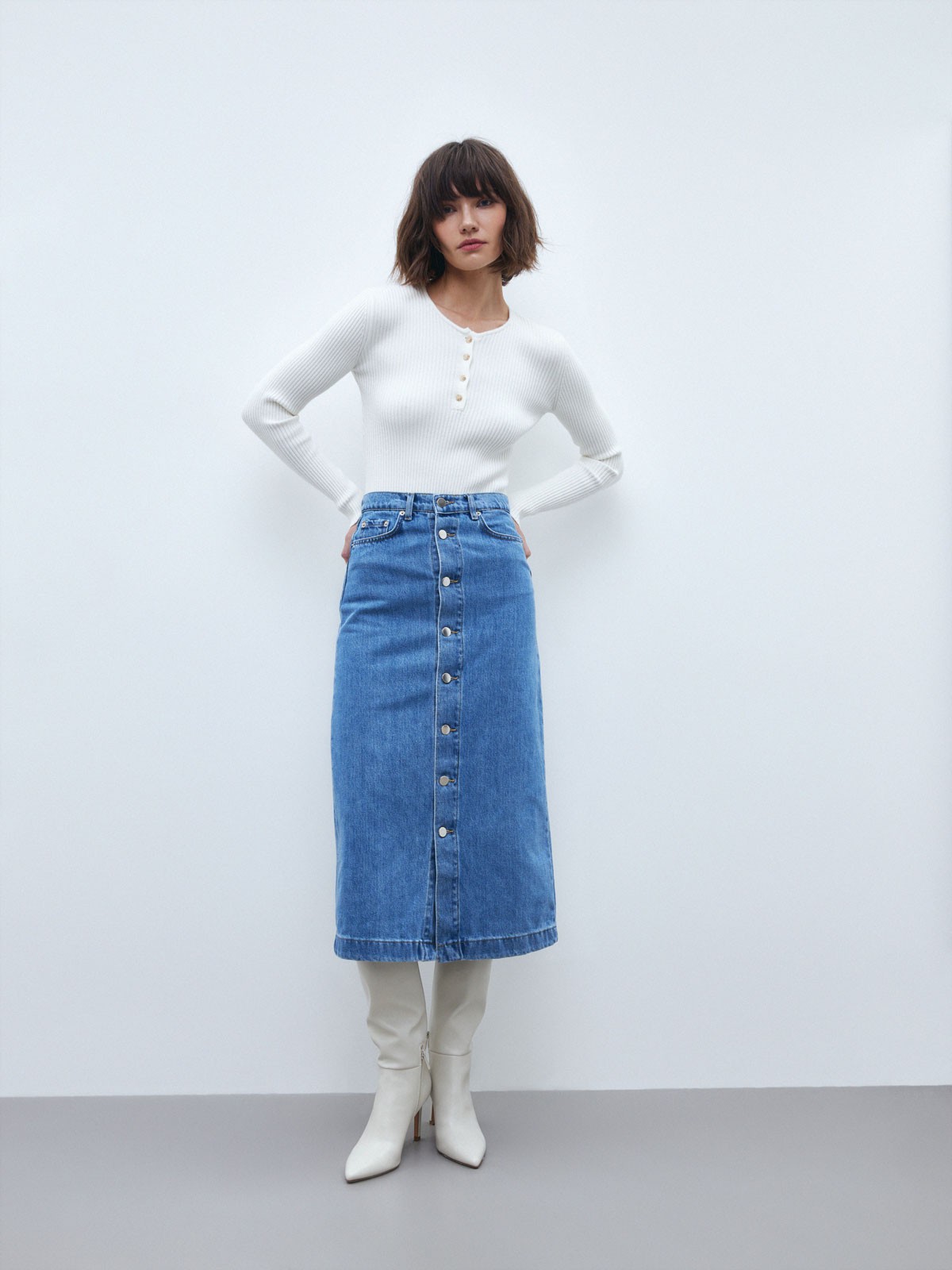 


Юбка миди из денима с высокой посадкой. Прямой силуэт и застежка с пуговицами, чтобы играть с длиной. Пять карманов. Носите эту модель в разное время года: зимой с боди и водолазками, а летом с футболкой и топом.

На модели размер XS