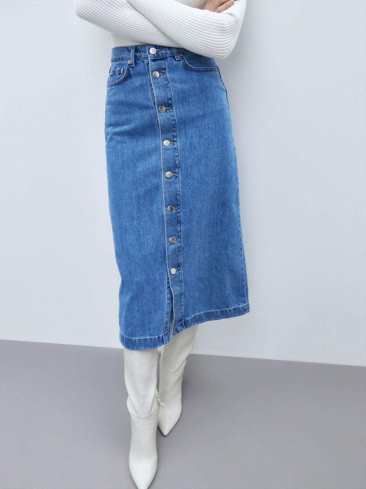 


Юбка миди из денима с высокой посадкой. Прямой силуэт и застежка с пуговицами, чтобы играть с длиной. Пять карманов. Носите эту модель в разное время года: зимой с боди и водолазками, а летом с футболкой и топом.

На модели размер XS