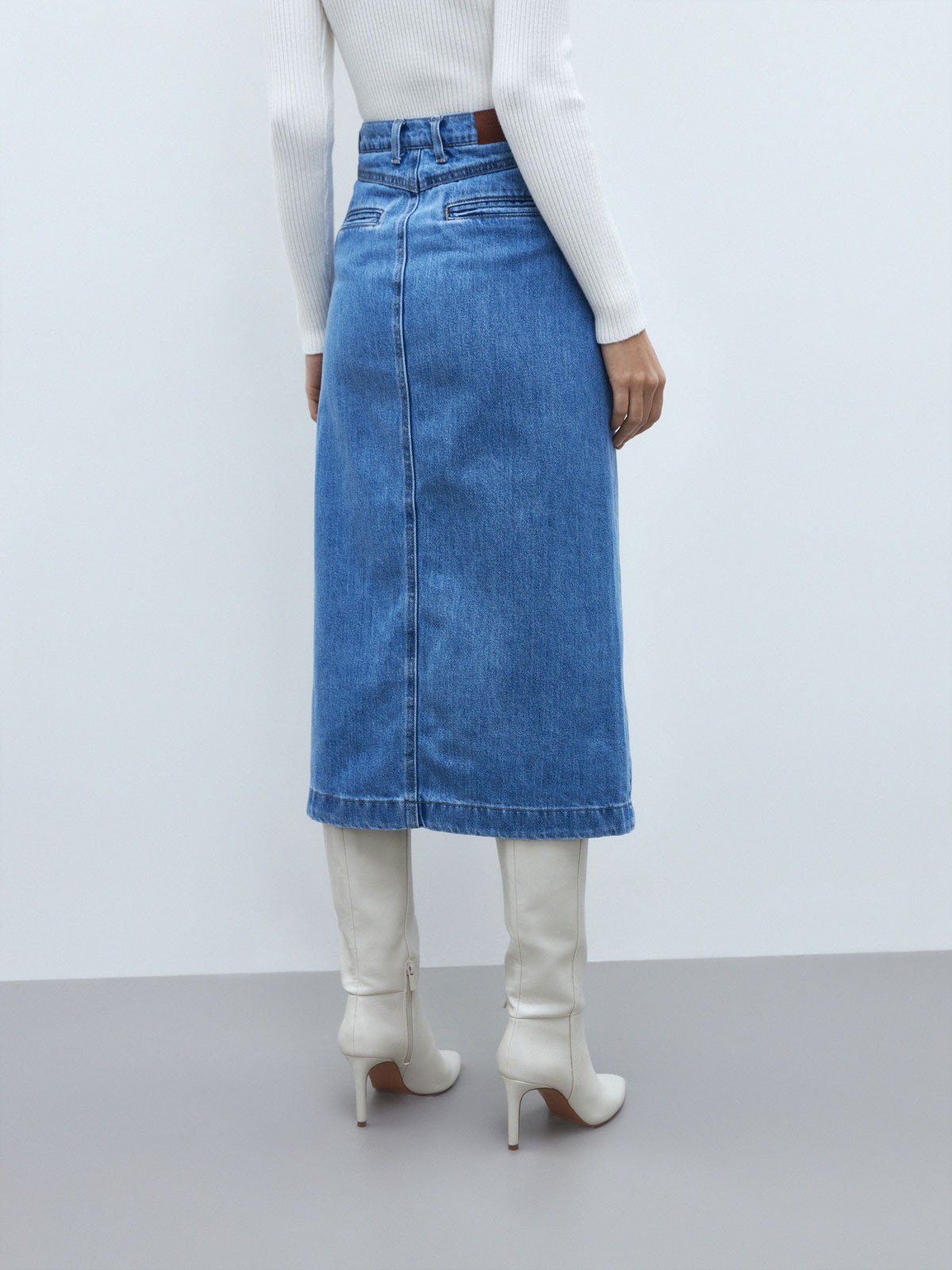 


Юбка миди из денима с высокой посадкой. Прямой силуэт и застежка с пуговицами, чтобы играть с длиной. Пять карманов. Носите эту модель в разное время года: зимой с боди и водолазками, а летом с футболкой и топом.

На модели размер XS