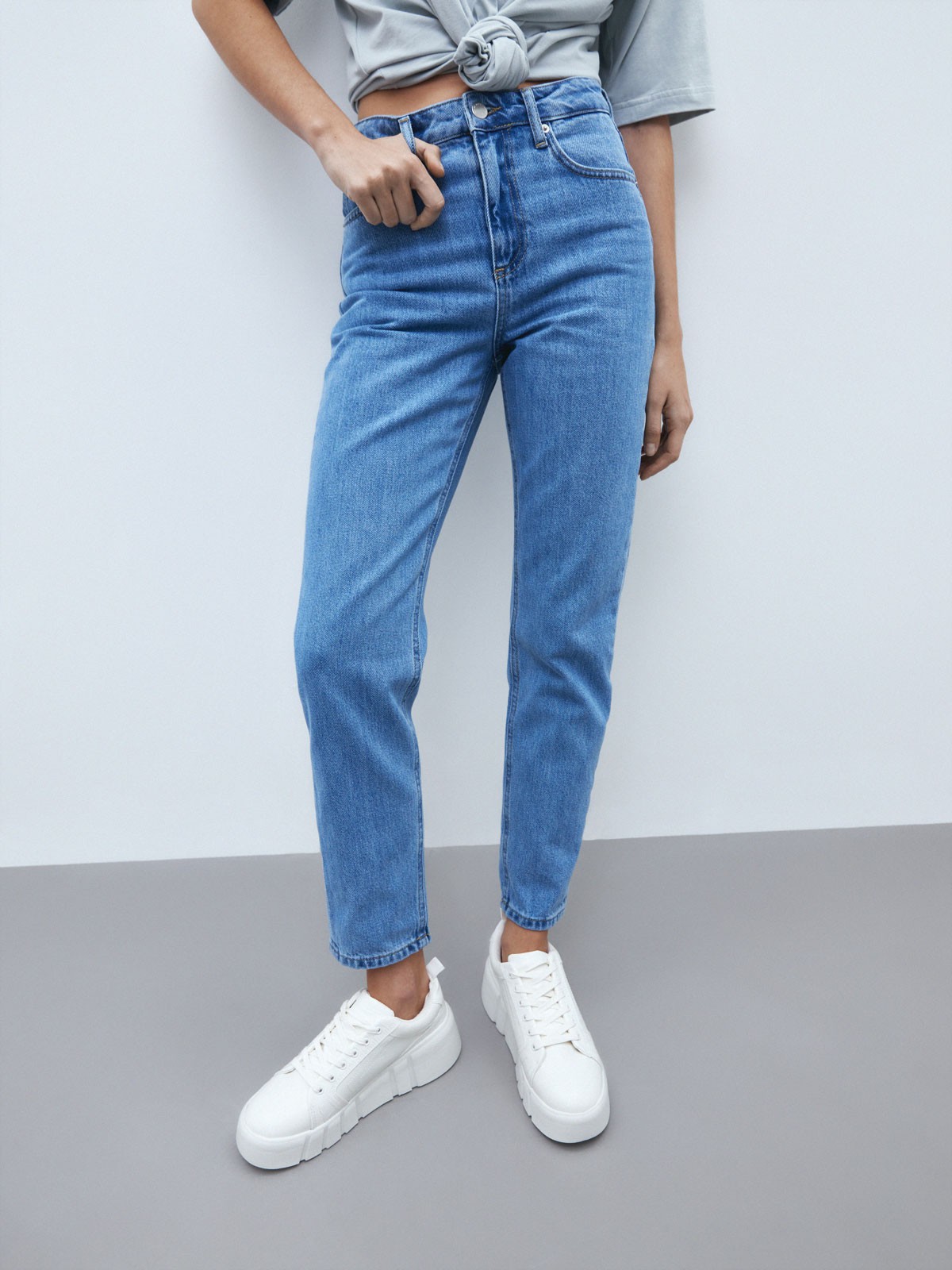 Джинсы прямого кроя с высокой посадкой, цвет: голубой Allweneed
Джинсы прямого кроя классика на все времена. Наша команда носит этот фасон по поводу и без. Плотный материал, который хорошо держит форму и подстраивается под фигуру. Модель с высокой посадкой делает талию визуально уже и создает женственные пропорции. Идеальный вариант на каждый день.
На модели размер XS