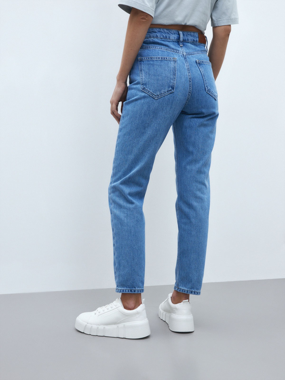Джинсы прямого кроя с высокой посадкой, цвет: голубой Allweneed
Джинсы прямого кроя классика на все времена. Наша команда носит этот фасон по поводу и без. Плотный материал, который хорошо держит форму и подстраивается под фигуру. Модель с высокой посадкой делает талию визуально уже и создает женственные пропорции. Идеальный вариант на каждый день.
На модели размер XS