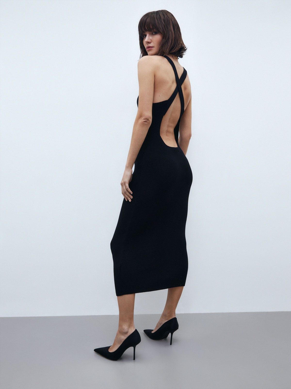 Вязаное платье с открытой спинкой, цвет: Черный Allweneed
Вязаное платье-футляр. Изысканный акцент в виде перекрестных деталей на открытой спине. Слегка эластичная ткань хорошо держит форму и облегает фигуру. Создавайте чувственный образ на вечеринку или носите каждый день с лаконичными жакетами.
На модели размер XS/S