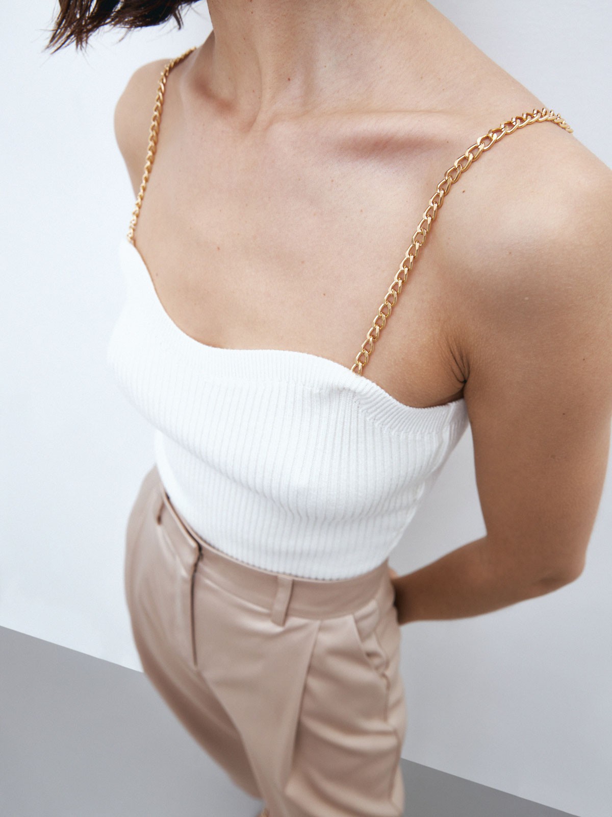 


Боди из вязаного трикотажа с золотыми цепочками. Цепочки отстегиваются, и вы можете заменить их при желании. Посадка по фигуре подчеркивает женственные изгибы. Модель выполнена из эластичного материала, который хорошо держит форму и облегает фигуру. Рекомендуем сочетать с брюками и джинсами на высокой посадке.

На модели размер XS-S