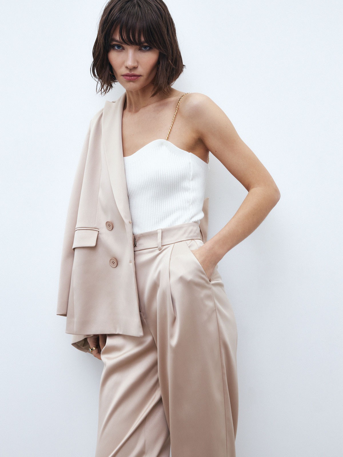 


Боди из вязаного трикотажа с золотыми цепочками. Цепочки отстегиваются, и вы можете заменить их при желании. Посадка по фигуре подчеркивает женственные изгибы. Модель выполнена из эластичного материала, который хорошо держит форму и облегает фигуру. Рекомендуем сочетать с брюками и джинсами на высокой посадке.

На модели размер XS-S