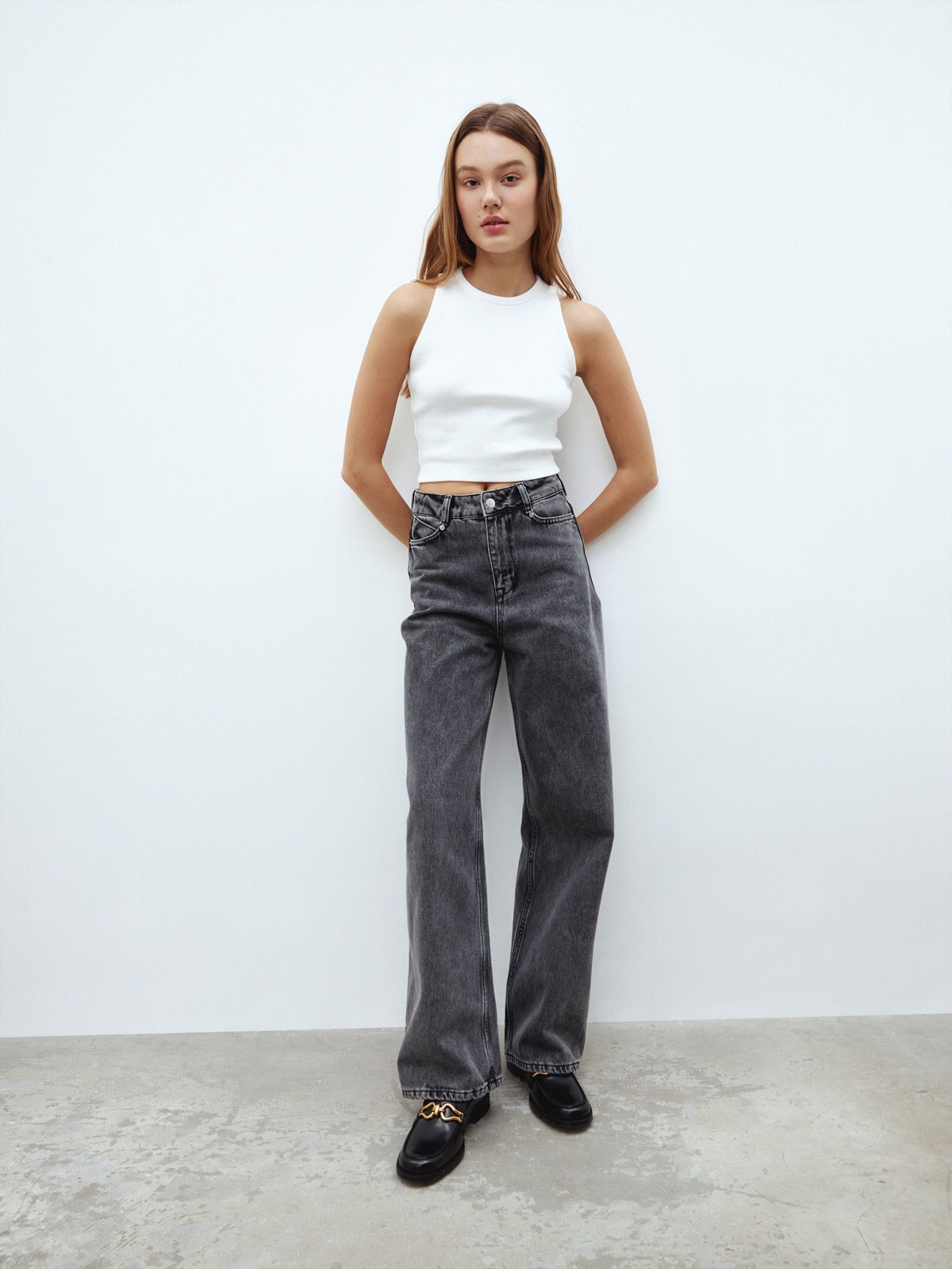 Джинсы широкие с высокой посадкой, цвет: серый Allweneed
Джинсы широкого кроя одна из самых актуальных моделей сезона. Такой фасон делает ноги бесконечно длинными и создает расслабленный образ. Высокая посадка балансирует силуэт и подчеркивает талию. Глубокий и насыщенный оттенок превосходно демонстрирует красоту фактуры денима. Идеальный компаньон объемным джемперам или, наоборот, тонким водолазкам и боди, заправленным внутрь.
На модели размер XS