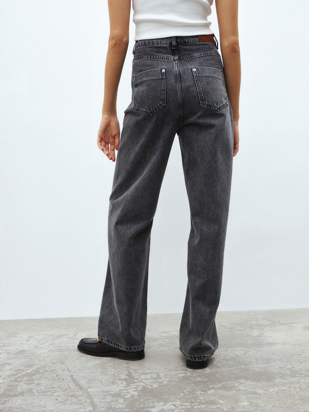 Джинсы широкие с высокой посадкой, цвет: серый Allweneed
Джинсы широкого кроя одна из самых актуальных моделей сезона. Такой фасон делает ноги бесконечно длинными и создает расслабленный образ. Высокая посадка балансирует силуэт и подчеркивает талию. Глубокий и насыщенный оттенок превосходно демонстрирует красоту фактуры денима. Идеальный компаньон объемным джемперам или, наоборот, тонким водолазкам и боди, заправленным внутрь.
На модели размер XS