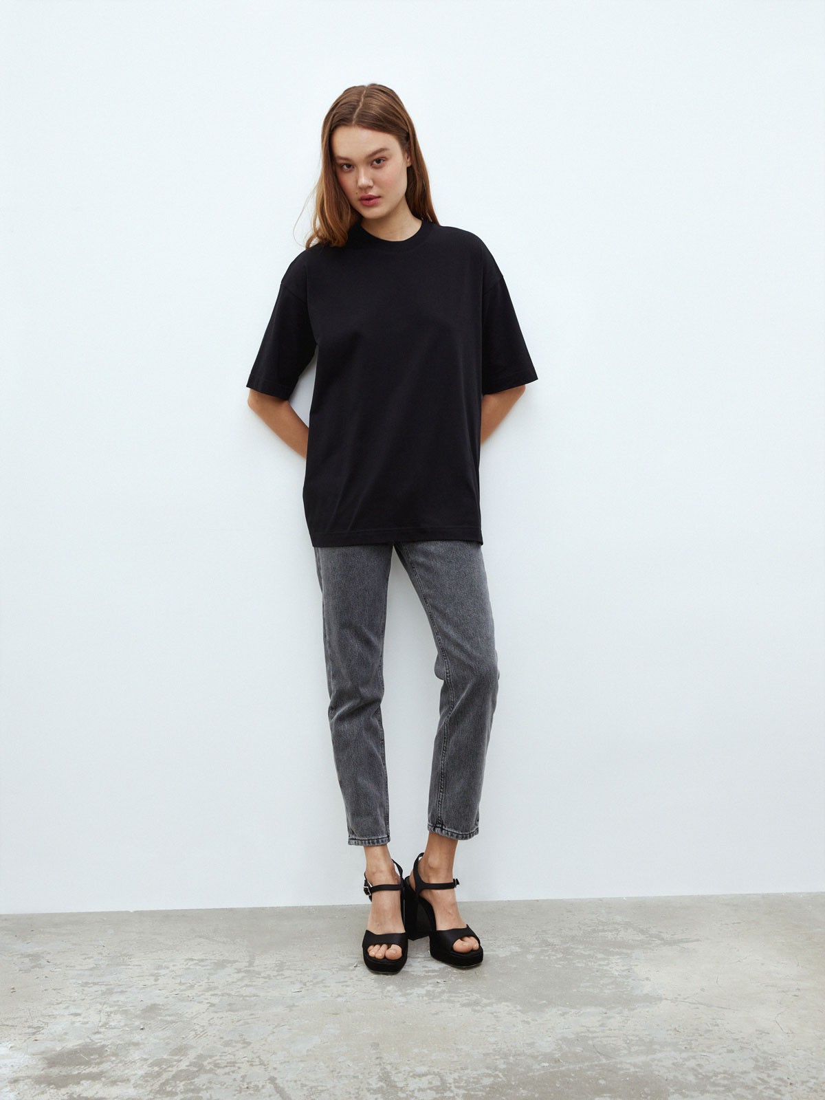 


Удлиненная футболка oversize из плотной ткани. Круглая обработанная горловина. Ткань износостойкая и хорошо держит форму. Благодаря хлопку в ней комфортно в любое время года. Теперь не надо таскать футболки из гардероба молодого человека.

На модели размер XS/S