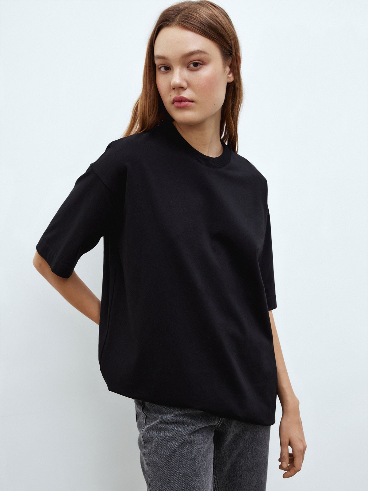 


Удлиненная футболка oversize из плотной ткани. Круглая обработанная горловина. Ткань износостойкая и хорошо держит форму. Благодаря хлопку в ней комфортно в любое время года. Теперь не надо таскать футболки из гардероба молодого человека.

На модели размер XS/S