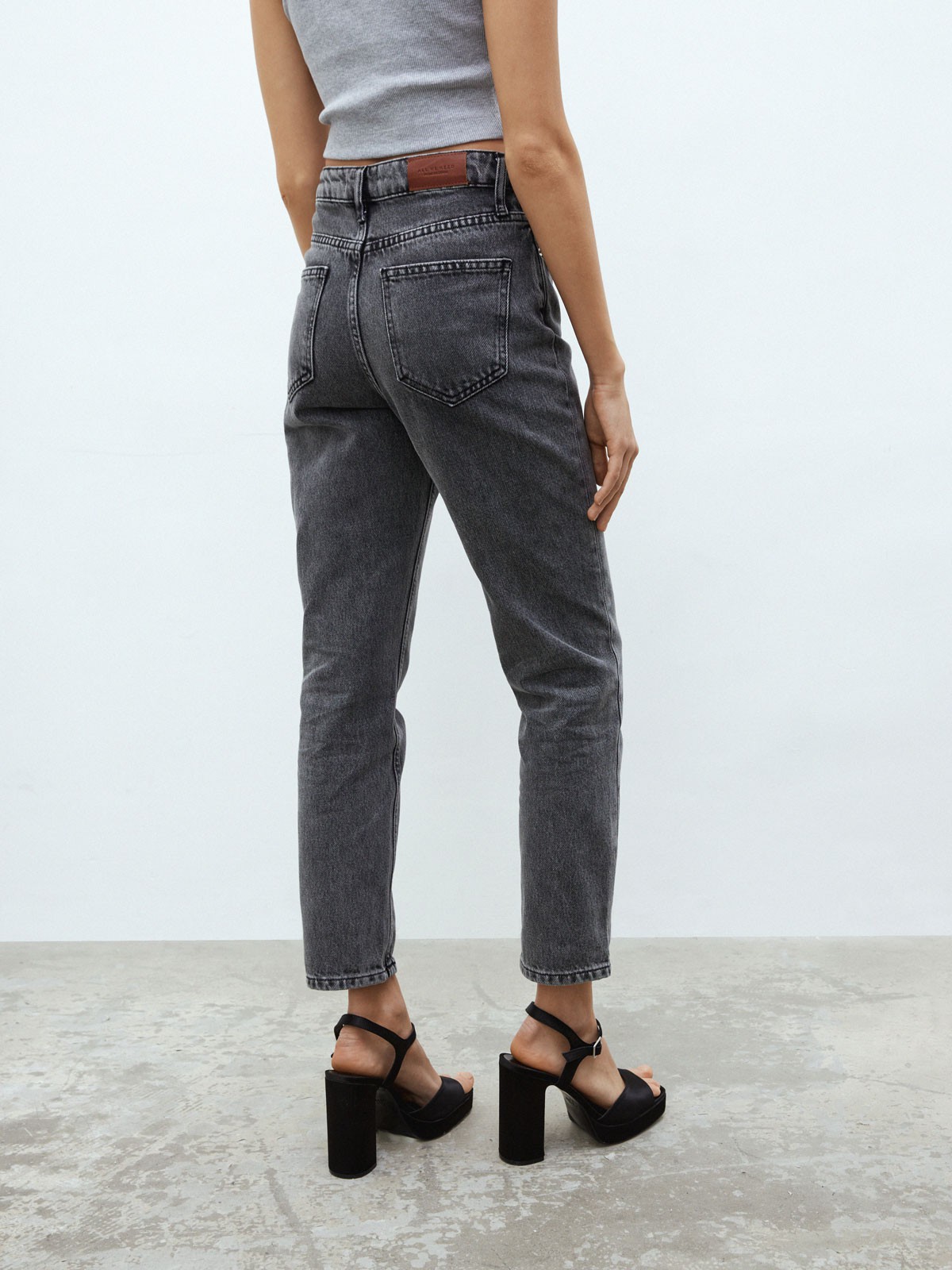 




Джинсы прямого кроя классика на все времена. Наша команда носит этот фасон по поводу и без. Плотный материал, который хорошо держит форму и подстраивается под фигуру. Модель с высокой посадкой делает талию визуально уже и создает женственные пропорции. Идеальный вариант на каждый день.

На модели размер XS