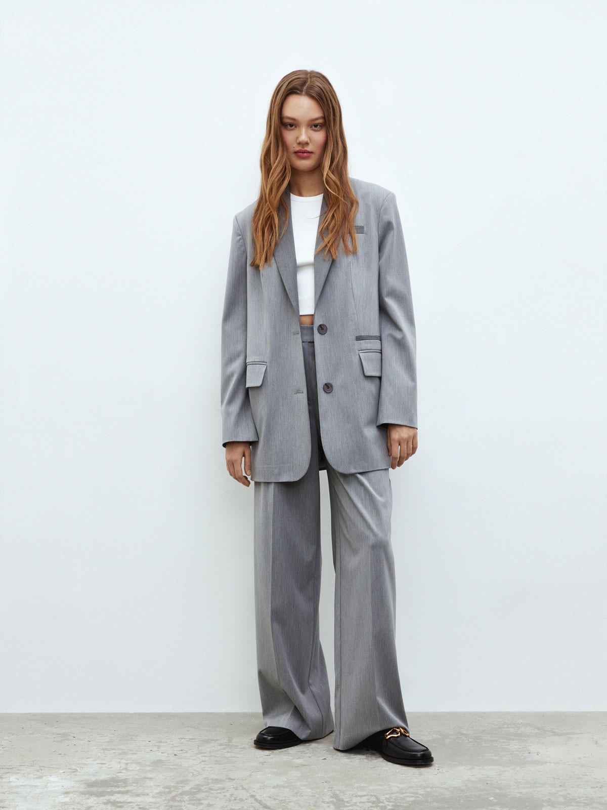 Жакет oversize "с мужского плеча", цвет: светло-серый Allweneed
Жакет oversize кроя в мужском стиле с акцентными плечами. На фигуре сидит нарочито свободно. Два разреза на спине и гладкая подкладка, чтобы вам было комфортно носить его каждый день. Два кармана с клапанами. Цвета различаются по составу. Выбирайте: базовый серый или трендовый травяной, который напомнит вам о весне.
На модели размер XS/S