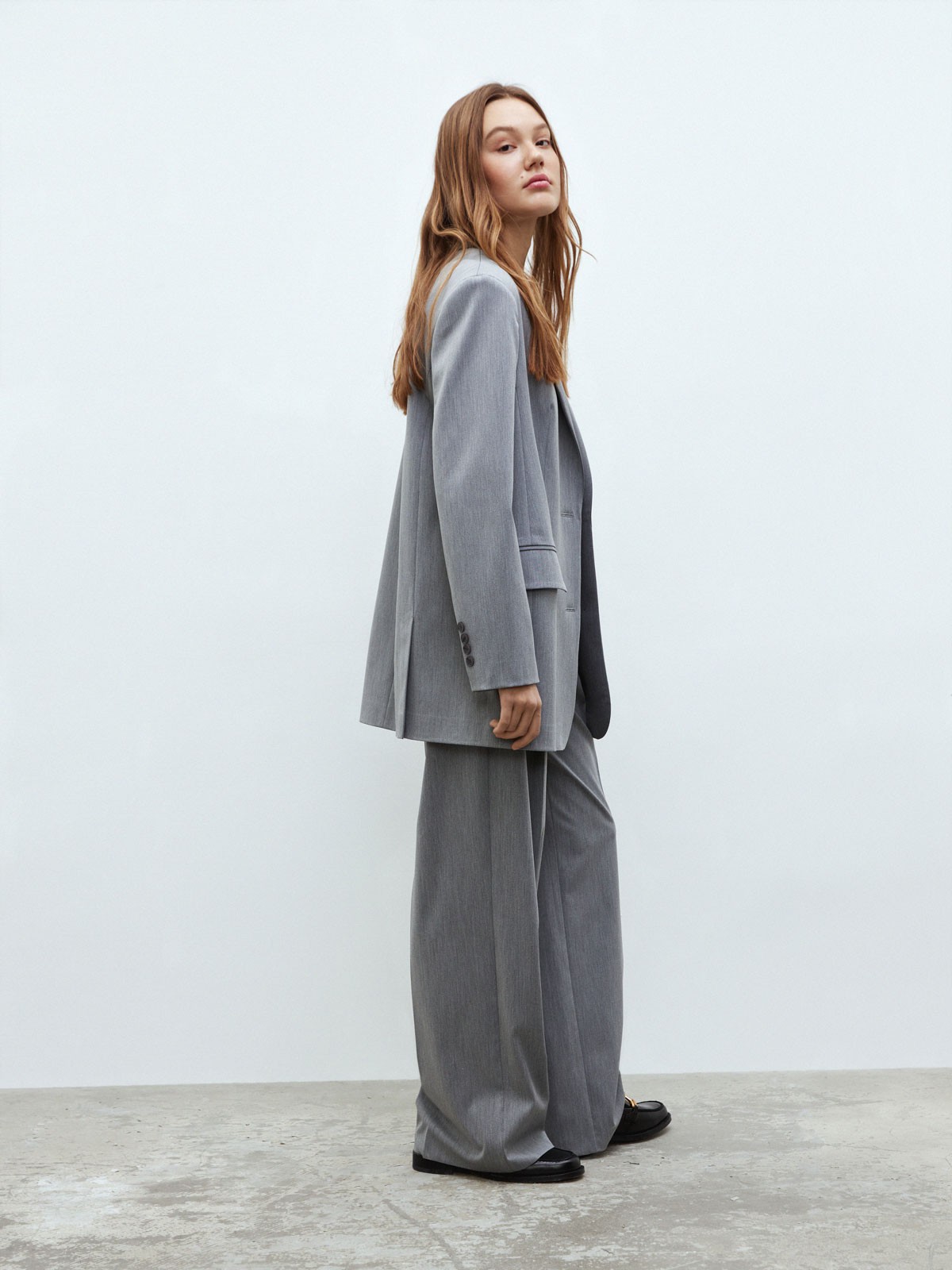 Жакет oversize "с мужского плеча", цвет: светло-серый Allweneed
Жакет oversize кроя в мужском стиле с акцентными плечами. На фигуре сидит нарочито свободно. Два разреза на спине и гладкая подкладка, чтобы вам было комфортно носить его каждый день. Два кармана с клапанами. Цвета различаются по составу. Выбирайте: базовый серый или трендовый травяной, который напомнит вам о весне.
На модели размер XS/S