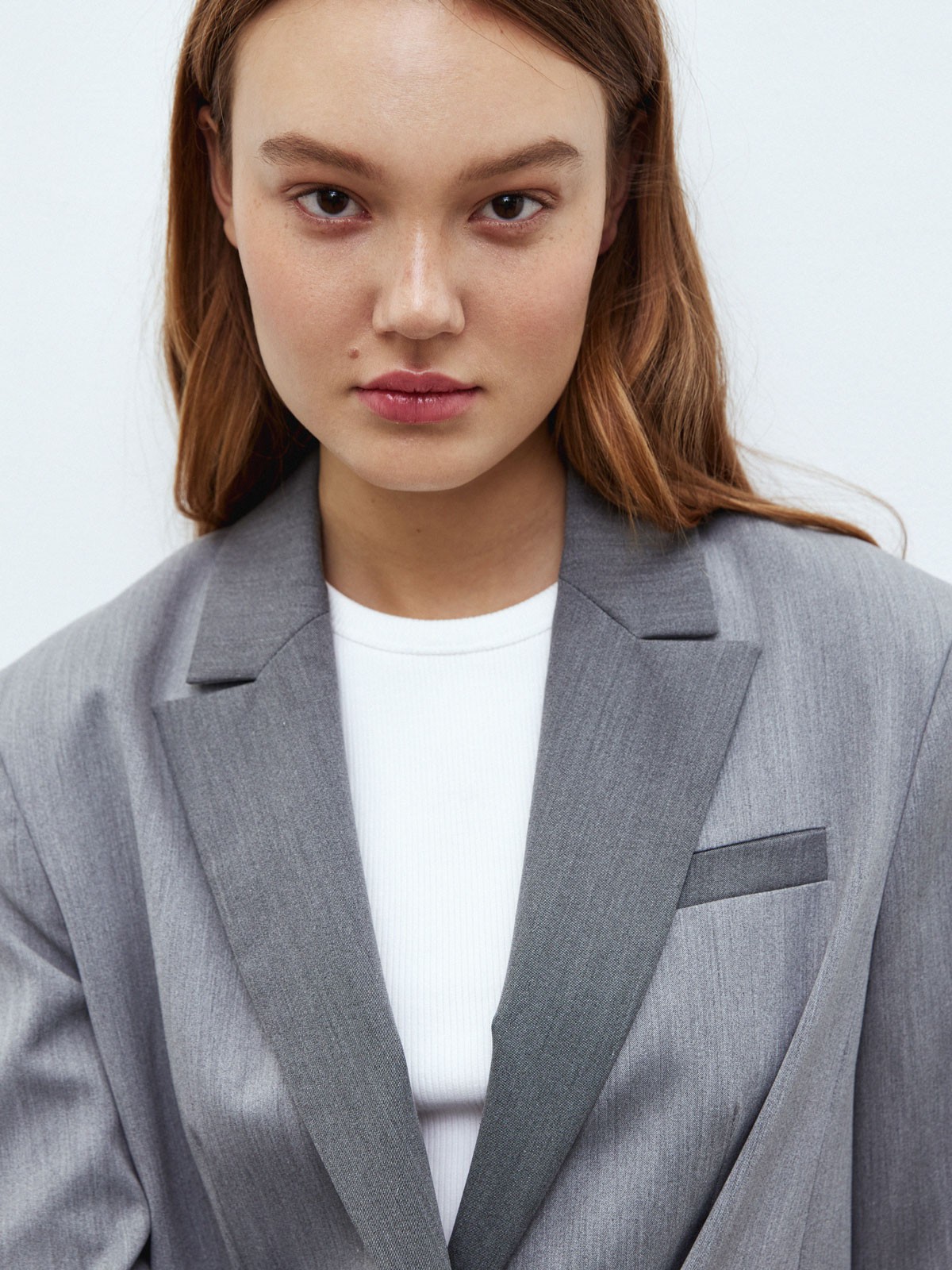 Жакет oversize "с мужского плеча", цвет: светло-серый Allweneed
Жакет oversize кроя в мужском стиле с акцентными плечами. На фигуре сидит нарочито свободно. Два разреза на спине и гладкая подкладка, чтобы вам было комфортно носить его каждый день. Два кармана с клапанами. Цвета различаются по составу. Выбирайте: базовый серый или трендовый травяной, который напомнит вам о весне.
На модели размер XS/S