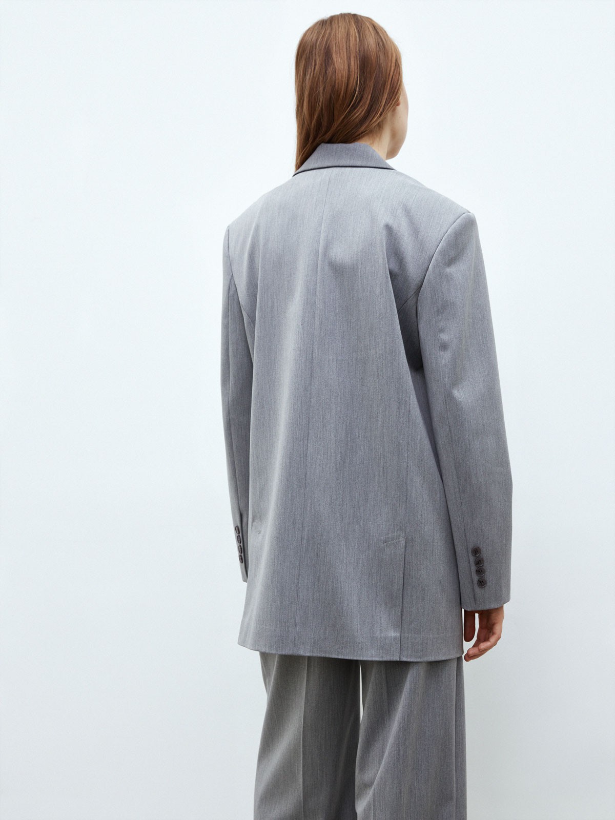 Жакет oversize "с мужского плеча", цвет: светло-серый Allweneed
Жакет oversize кроя в мужском стиле с акцентными плечами. На фигуре сидит нарочито свободно. Два разреза на спине и гладкая подкладка, чтобы вам было комфортно носить его каждый день. Два кармана с клапанами. Цвета различаются по составу. Выбирайте: базовый серый или трендовый травяной, который напомнит вам о весне.
На модели размер XS/S