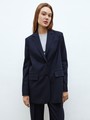 Однобортный жакет oversize, цвет: темно-синий Allweneed
Однобортный жакет свободного кроя. Разрез на спине и застежка на две пуговицы. Два кармана с клапаном и один маленький прорезной карман. Ткань хорошо держит форму и долго сохраняет первоначальный цвет.Три базовых оттенка, которые будут актуальны всегда. Можно носить с брюками и юбками-гофре из нашей коллекции.
На модели размер XS/S