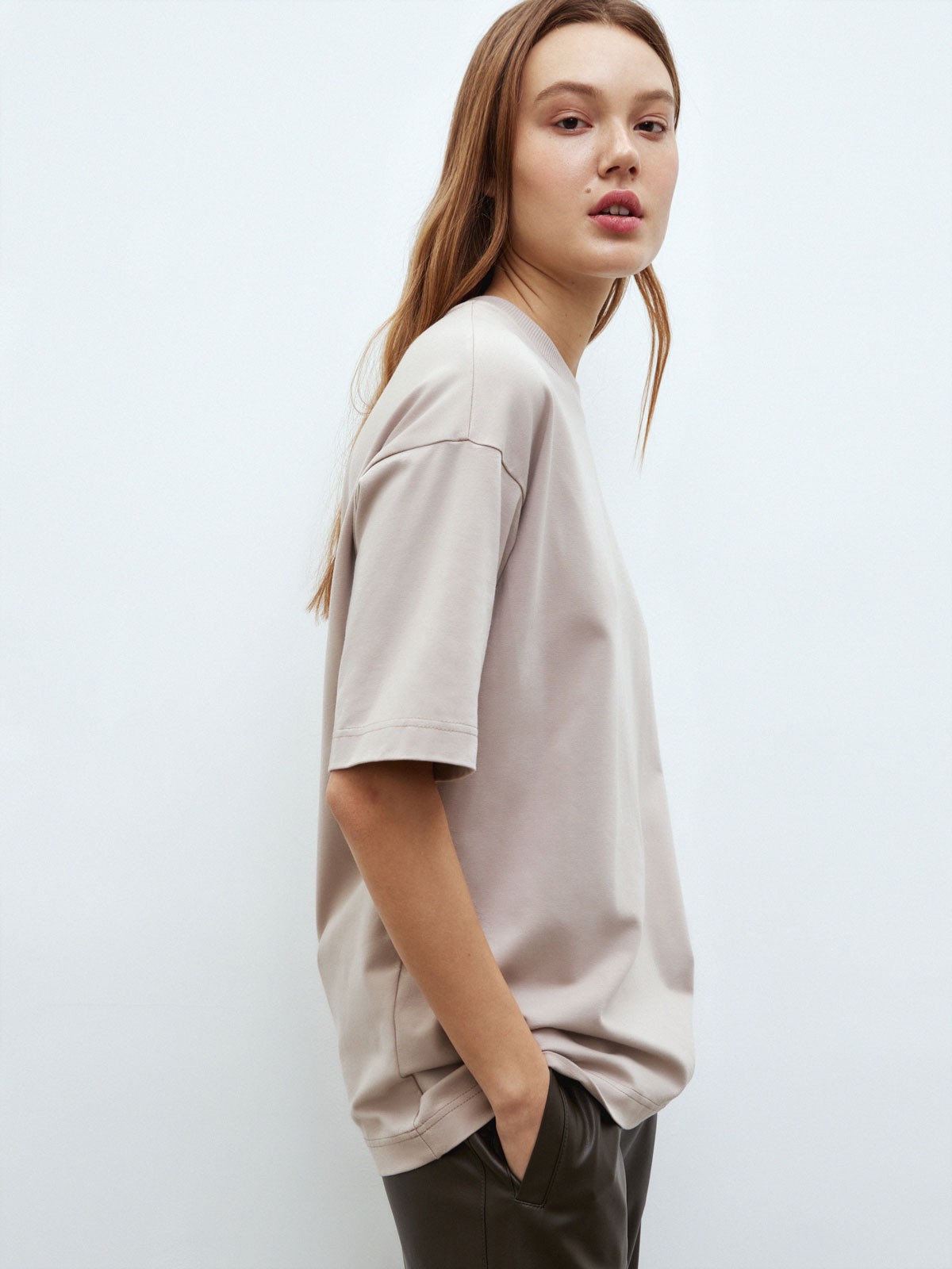 Футболка boyfriend из плотного кулира, цвет: какао Allweneed
Удлиненная футболка oversize из плотной ткани. Круглая обработанная горловина. Ткань износостойкая и хорошо держит форму. Благодаря хлопку в ней комфортно в любое время года. Теперь не надо таскать футболки из гардероба молодого человека.
На модели размер XS/S