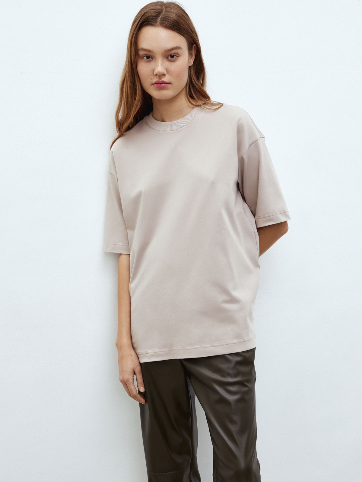 Футболка boyfriend из плотного кулира, цвет: какао Allweneed
Удлиненная футболка oversize из плотной ткани. Круглая обработанная горловина. Ткань износостойкая и хорошо держит форму. Благодаря хлопку в ней комфортно в любое время года. Теперь не надо таскать футболки из гардероба молодого человека.
На модели размер XS/S