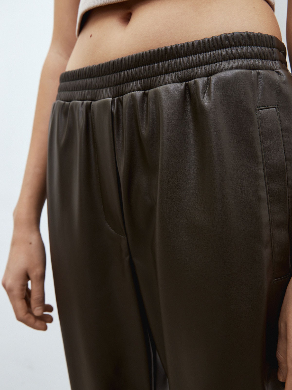 Брюки из экокожи на резинке, цвет: хаки Allweneed
Широкие брюки из экокожи. Посадка на резинке, благодаря чему вы можете регулировать линию талии по желанию. Шов в районе колена для объема. Два кармана, куда можно положить телефон и ключи. Мы предлагаем сочетать брюки с рубашкой из экокожи или создать контраст фактур.
На модели размер XS