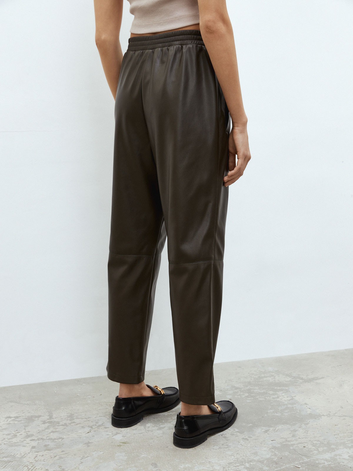 Брюки из экокожи на резинке, цвет: хаки Allweneed
Широкие брюки из экокожи. Посадка на резинке, благодаря чему вы можете регулировать линию талии по желанию. Шов в районе колена для объема. Два кармана, куда можно положить телефон и ключи. Мы предлагаем сочетать брюки с рубашкой из экокожи или создать контраст фактур.
На модели размер XS