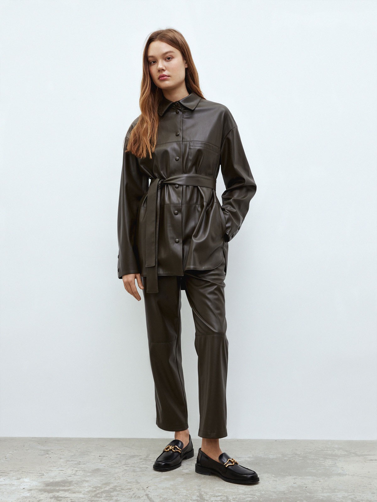 Объемный жакет из экокожи, цвет: хаки Allweneed
Удлиненная рубашка-жакет из экокожи на ворсовой основе. Удобная застежка на кнопки, обтянутые экокожей. Модель с ремнем, который по желанию можно снять. Изделие с подкладочной тканьюдля приятных тактильных ощущений. Фигурный, полукруглый низ превращает рубашку-жакет в актуальную базу. Мы рады, что у нас получилась модель на каждый день, которая легко комбинируется с изделиями из коллекции. Можно носить самостоятельно или как верхнюю одежду.
На модели размер XS/S