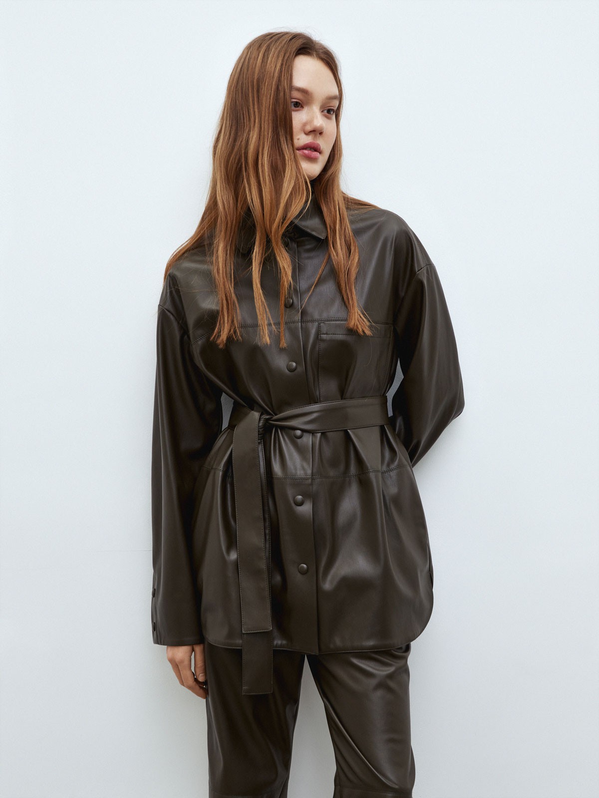 Объемный жакет из экокожи, цвет: хаки Allweneed
Удлиненная рубашка-жакет из экокожи на ворсовой основе. Удобная застежка на кнопки, обтянутые экокожей. Модель с ремнем, который по желанию можно снять. Изделие с подкладочной тканьюдля приятных тактильных ощущений. Фигурный, полукруглый низ превращает рубашку-жакет в актуальную базу. Мы рады, что у нас получилась модель на каждый день, которая легко комбинируется с изделиями из коллекции. Можно носить самостоятельно или как верхнюю одежду.
На модели размер XS/S