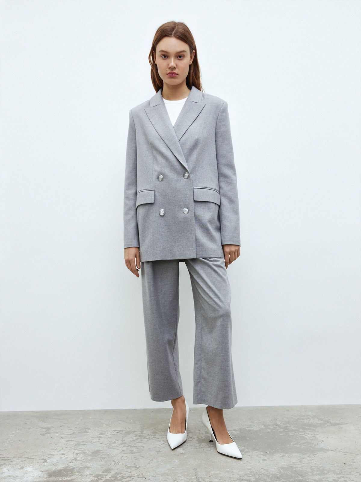 


Двубортный жакет кроя oversize. Это один из самых любимых фасонов у наших клиентов. Два кармана с клапанами и разрез на спине для комфорта.В модели синего цвета ткань немного плотнее, чем в сером. Сочетайте с брюками из новой коллекции и носите комплектом. Если вам больше нравятся принты, мы советуем присмотреться к расцветкам гусиная лапка.

На модели размер XS/S