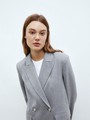 


Двубортный жакет кроя oversize. Это один из самых любимых фасонов у наших клиентов. Два кармана с клапанами и разрез на спине для комфорта.В модели синего цвета ткань немного плотнее, чем в сером. Сочетайте с брюками из новой коллекции и носите комплектом. Если вам больше нравятся принты, мы советуем присмотреться к расцветкам гусиная лапка.

На модели размер XS/S