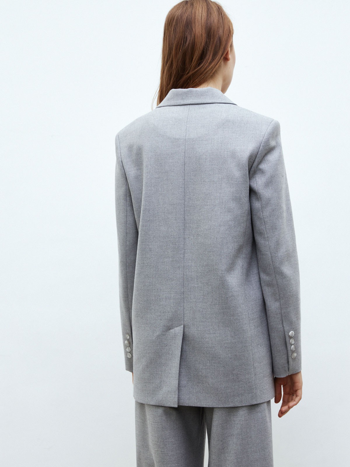 


Двубортный жакет кроя oversize. Это один из самых любимых фасонов у наших клиентов. Два кармана с клапанами и разрез на спине для комфорта.В модели синего цвета ткань немного плотнее, чем в сером. Сочетайте с брюками из новой коллекции и носите комплектом. Если вам больше нравятся принты, мы советуем присмотреться к расцветкам гусиная лапка.

На модели размер XS/S